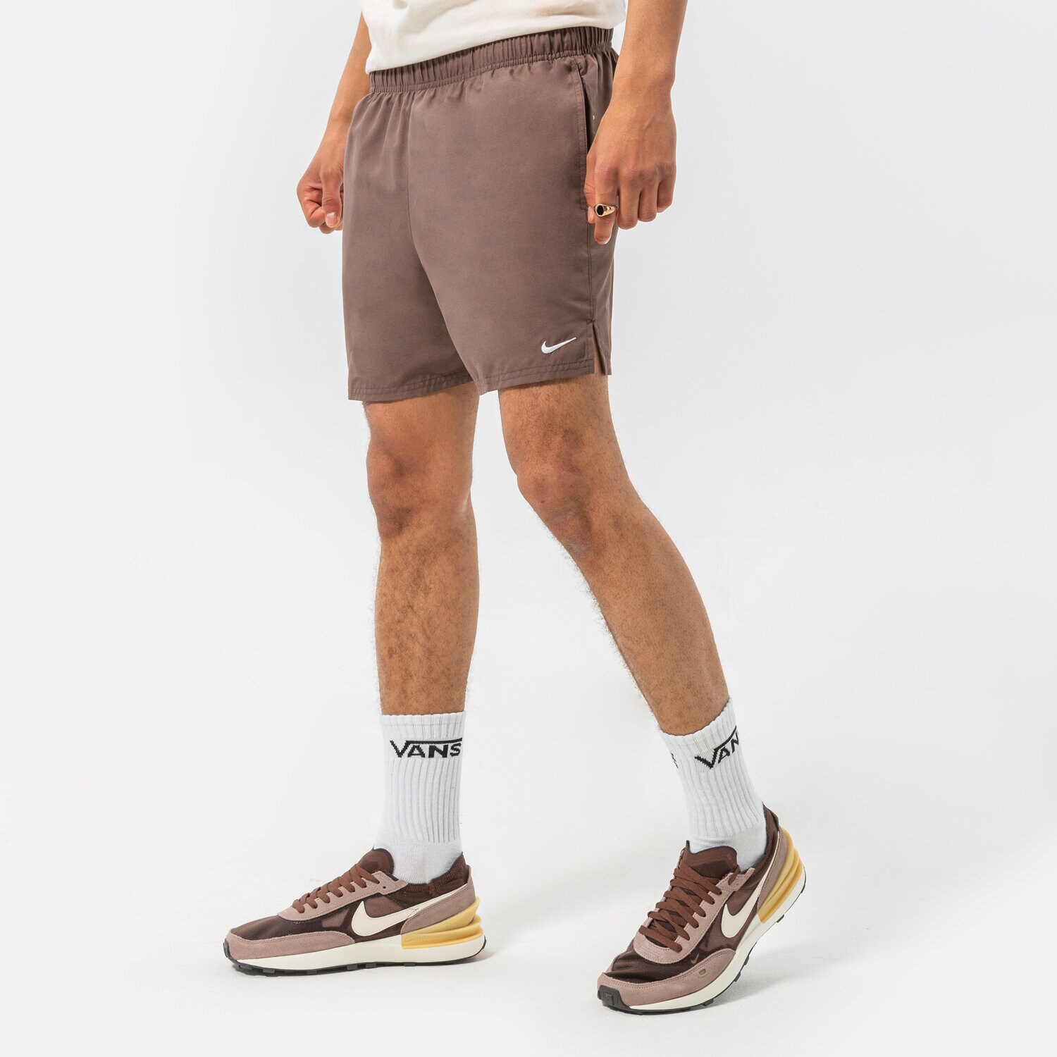 pánské kraťasy NIKE ŠORTKY  NIKE ESSENTIAL 5" NESSA560046 HNĚDÁ