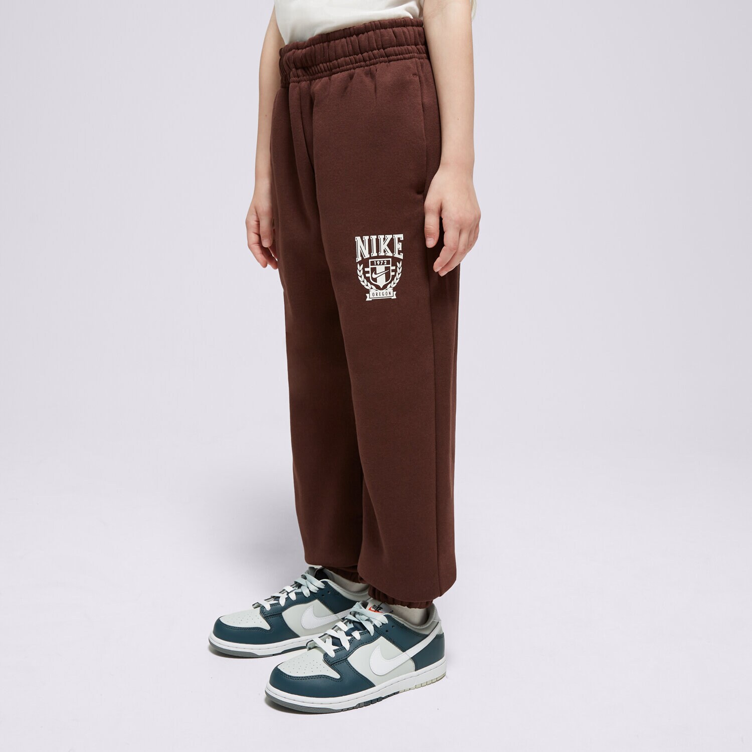 dětské kalhoty NIKE KALHOTY  G NSW TREND FLC CF PANT GIRL FZ4720-227 HNĚDÁ