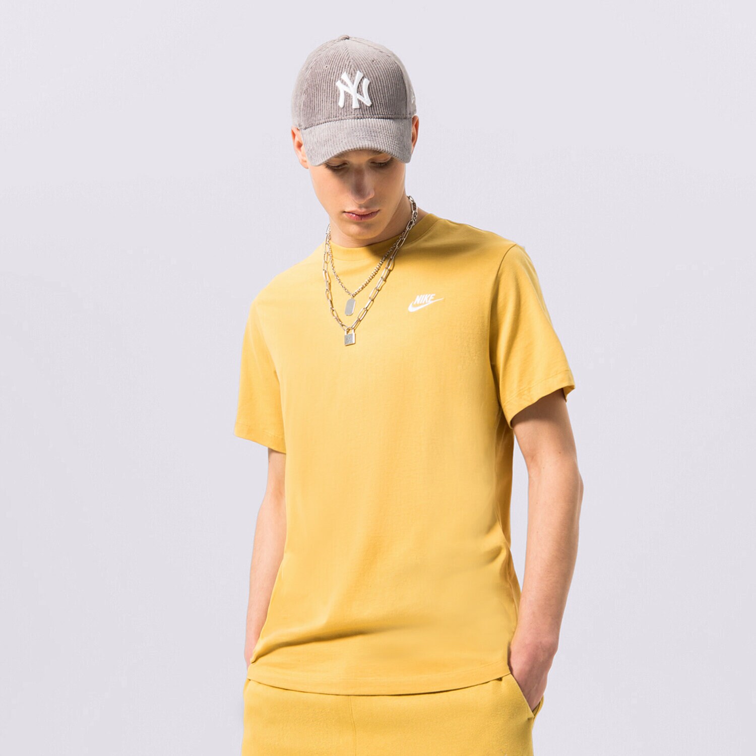 pánské tričko NIKE TRIČKO SPORTSWEAR CLUB AR4997-725 hořčicová