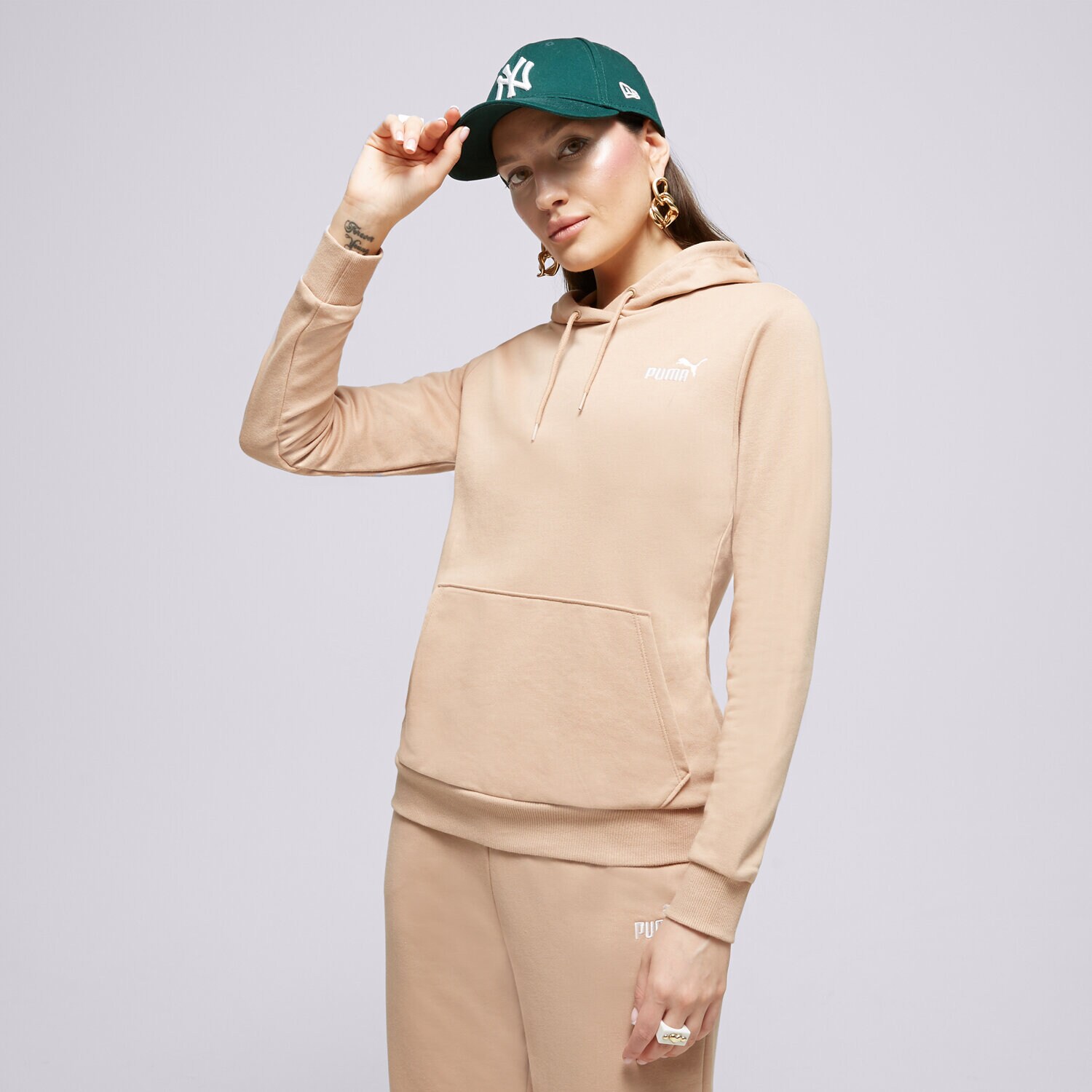 dámská mikina PUMA MIKINA S KAPUCÍ ESS+ EMBROIDERY TR 848332 89 BÉŽOVÁ