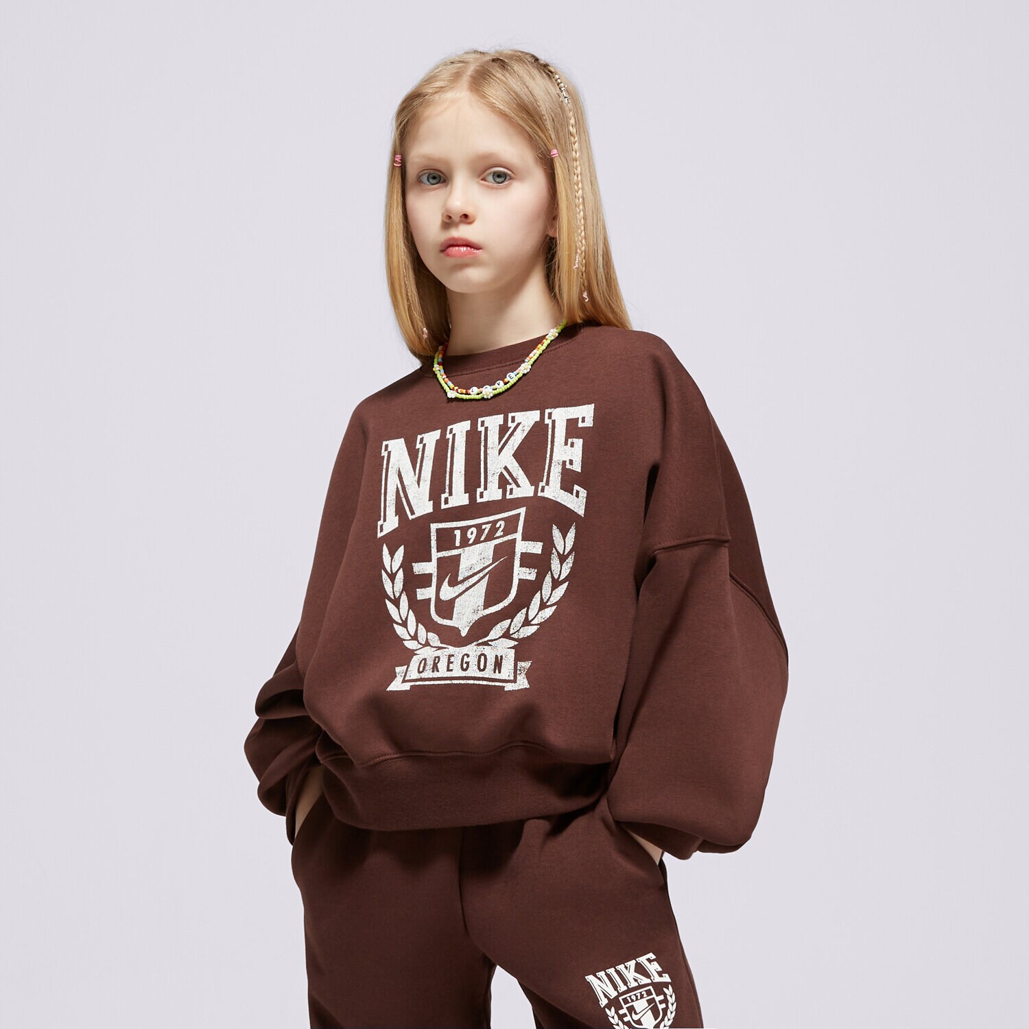 dětská mikina NIKE MIKINA G NSW TREND FLC CREW PRNT GIRL FZ4722-227 HNĚDÁ