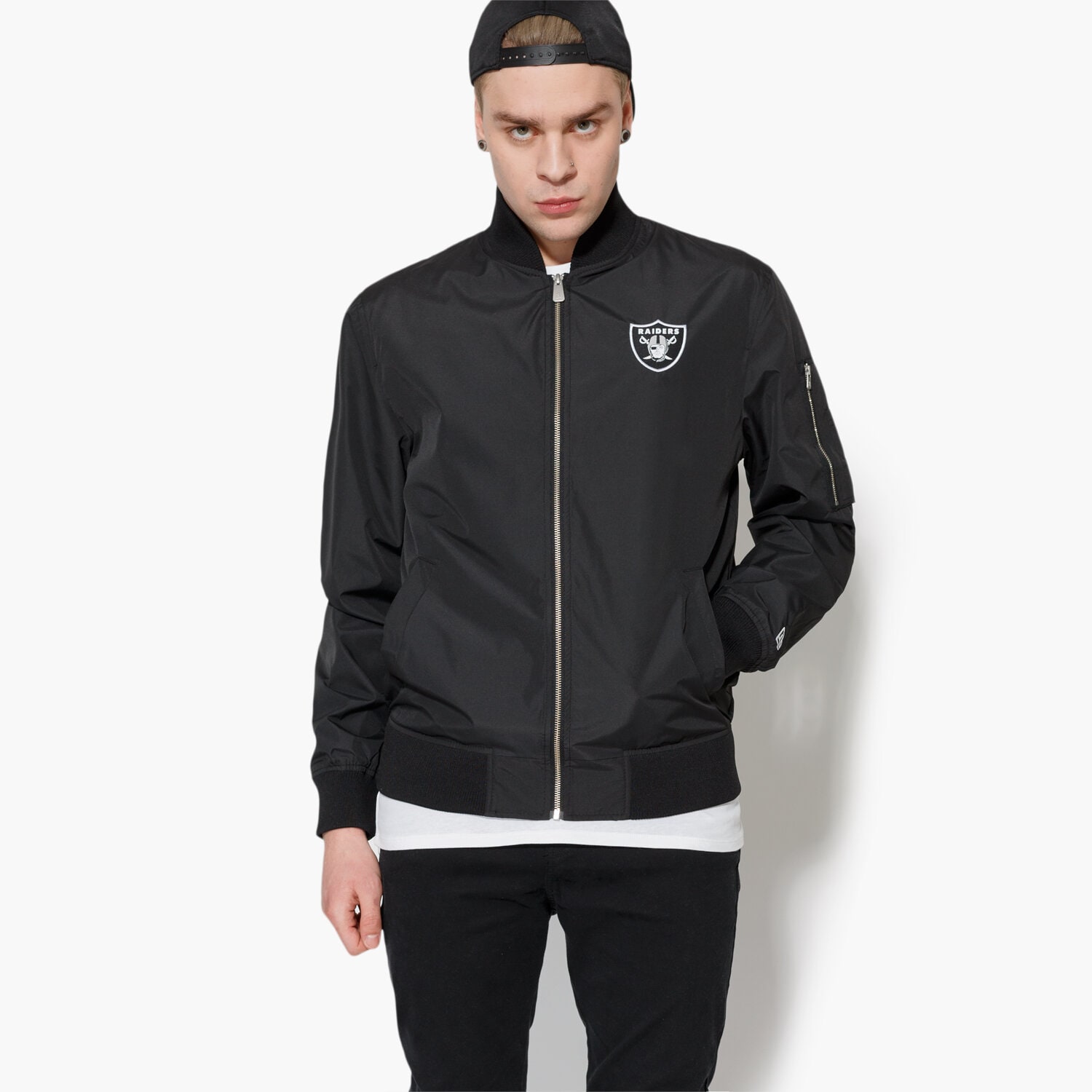 Přechodná bunda pánská (podzimní, jarní) NEW ERA BUNDA CONCRETE BOMBER JKT OAK RAIDERS BLK 11372554 ČERNÁ