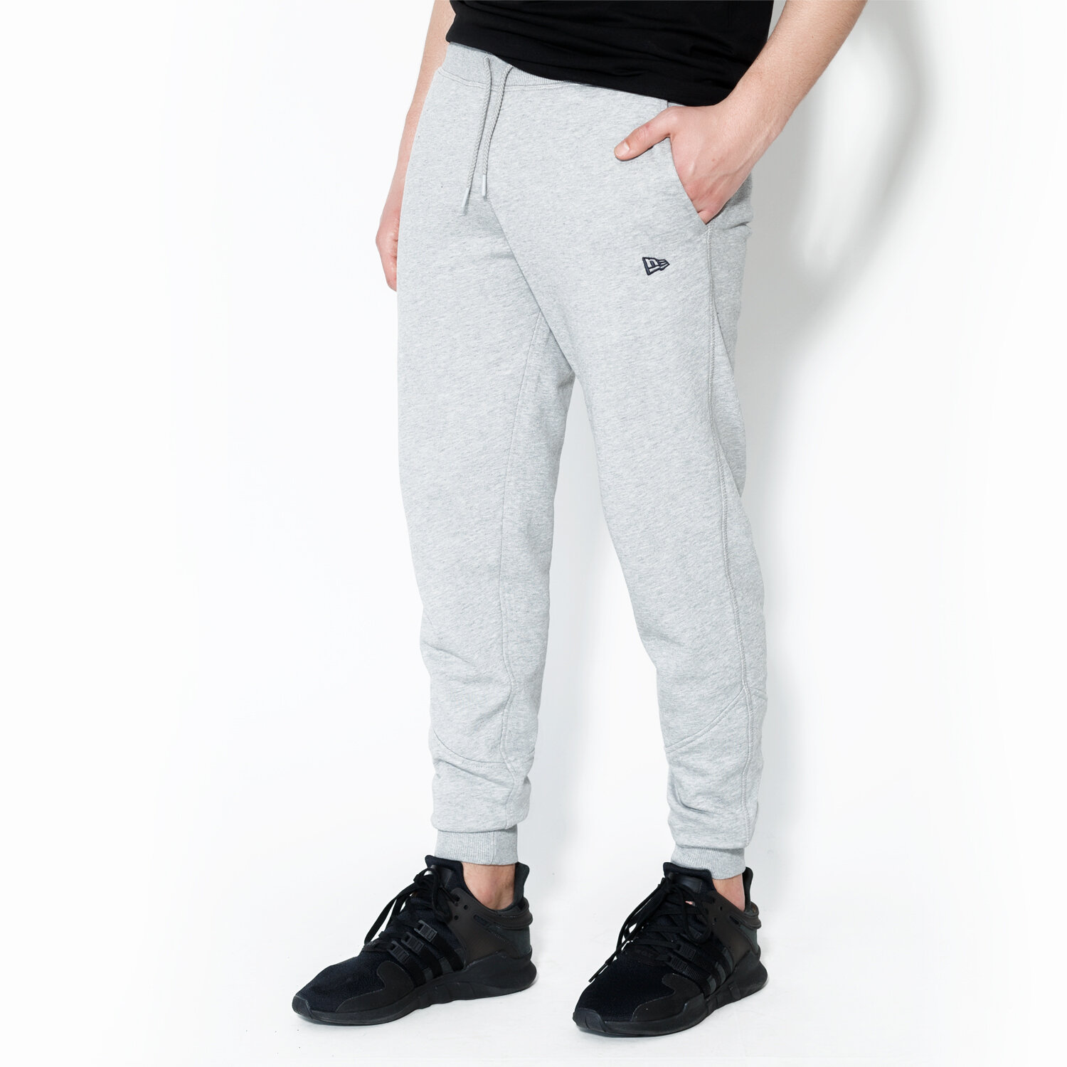 pánské kalhoty NEW ERA KALHOTY  ESSENTIAL TRK PANT NE GRY 11419429 ŠEDÁ