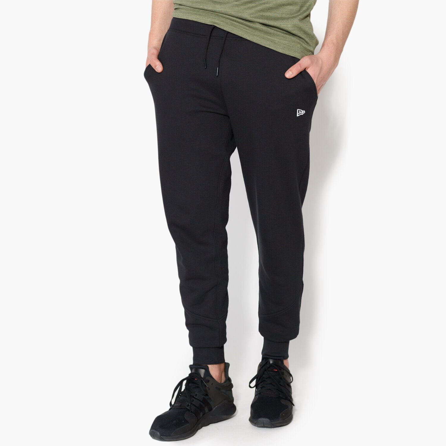 pánské kalhoty NEW ERA KALHOTY  ESSENTIAL TRK PANT NE BLK 11419430 ČERNÁ