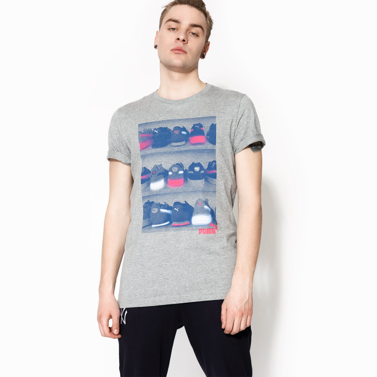 pánské tričko PUMA TRIČKO SS SNEAKER PHOTO TEE 59093503 ŠEDÁ
