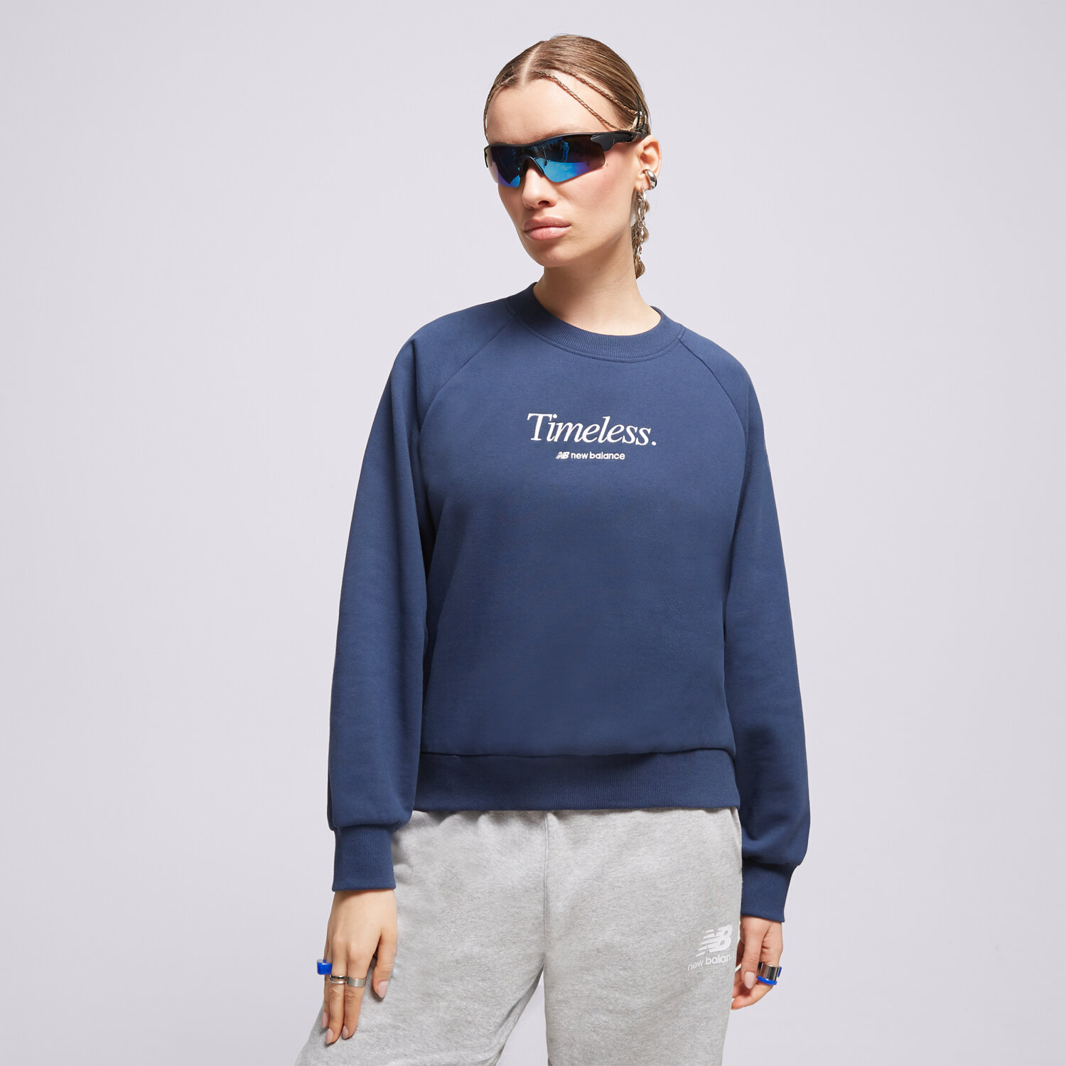 dámská mikina NEW BALANCE MIKINA ATHLETICS ICONO-GRAPHIC CREW WT31557NNY TMAVOMODRÁ