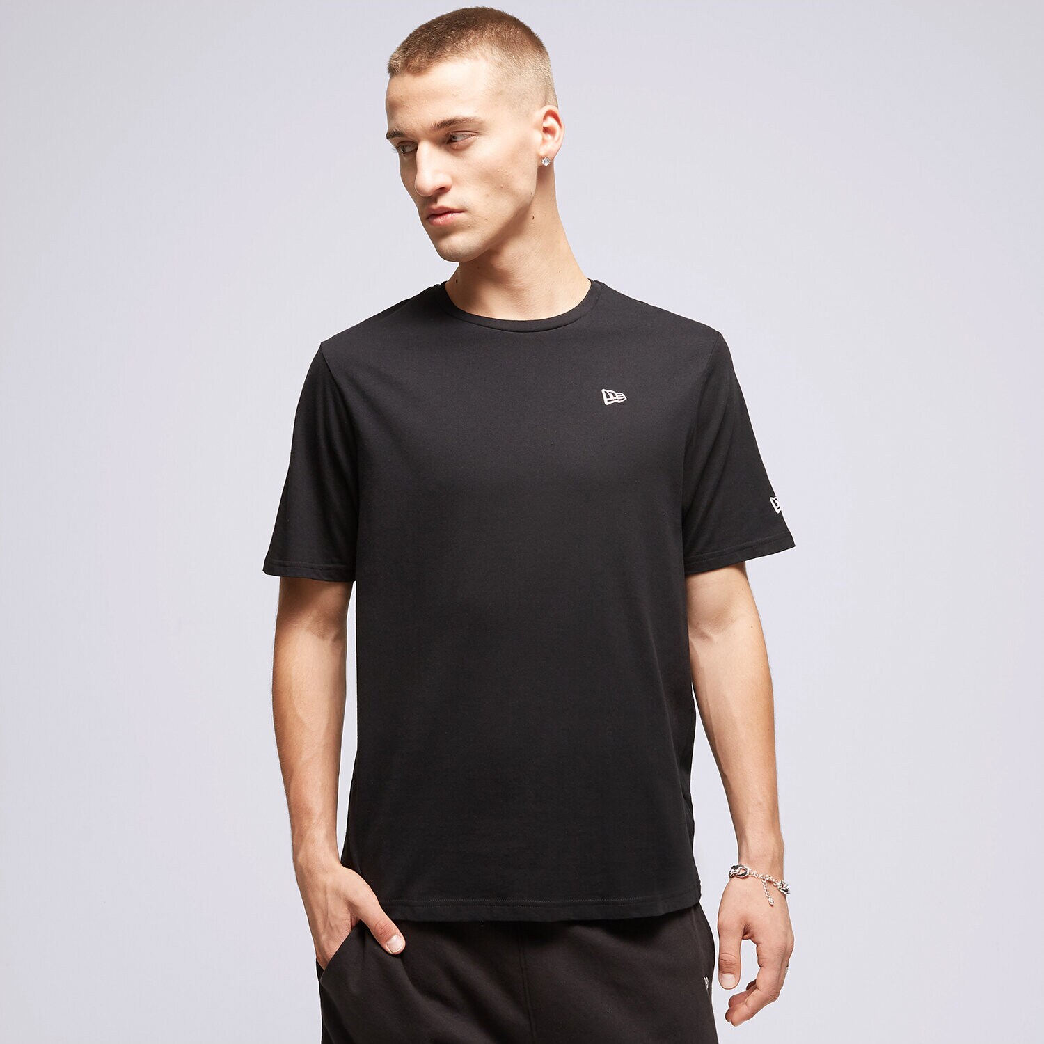 pánské tričko NEW ERA TRIČKO NE ESSENTLS NONE 60416742 ČERNÁ