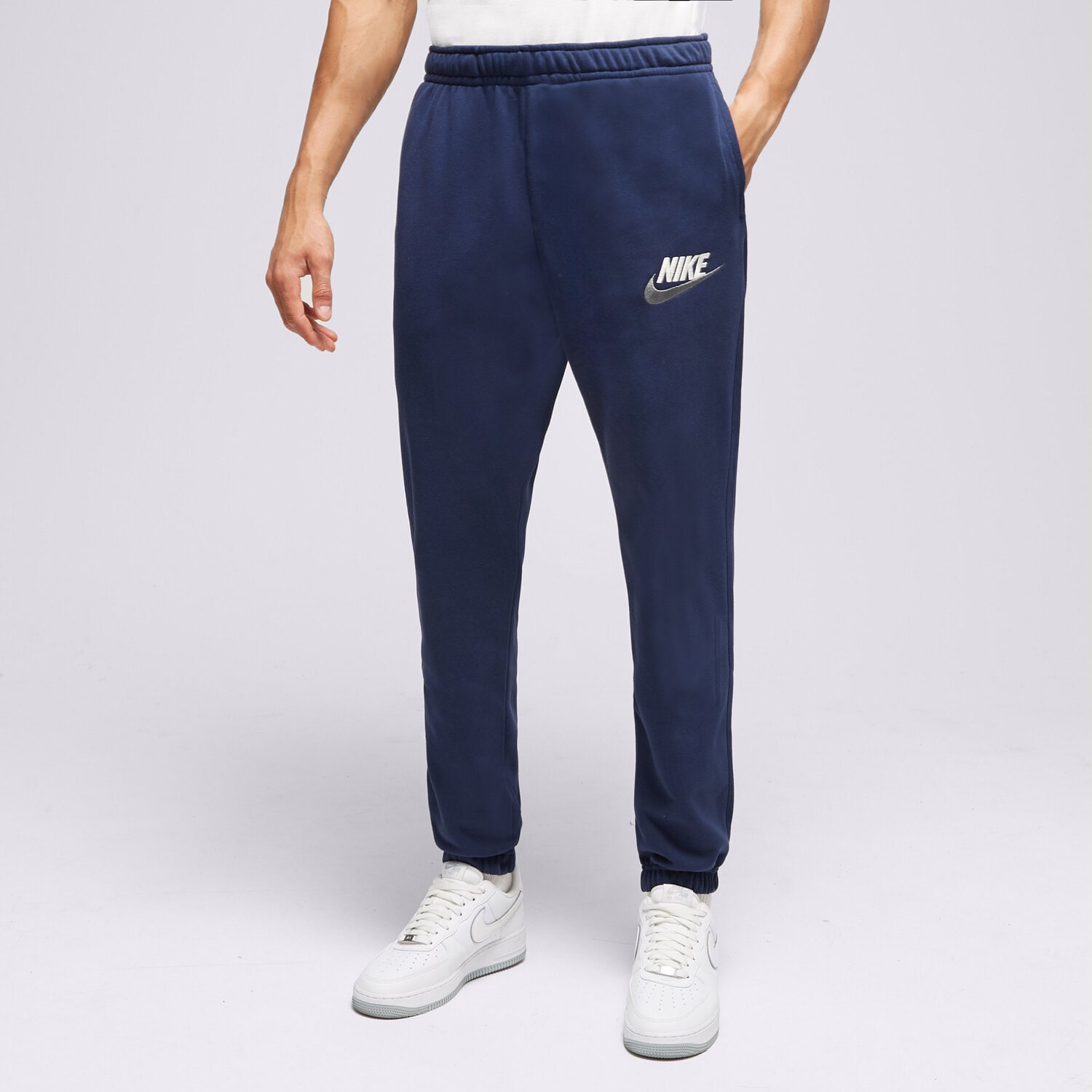 pánské kalhoty NIKE KALHOTY  M NK CLUB+ FT CF PANT LBR FB7687-410 TMAVOMODRÁ