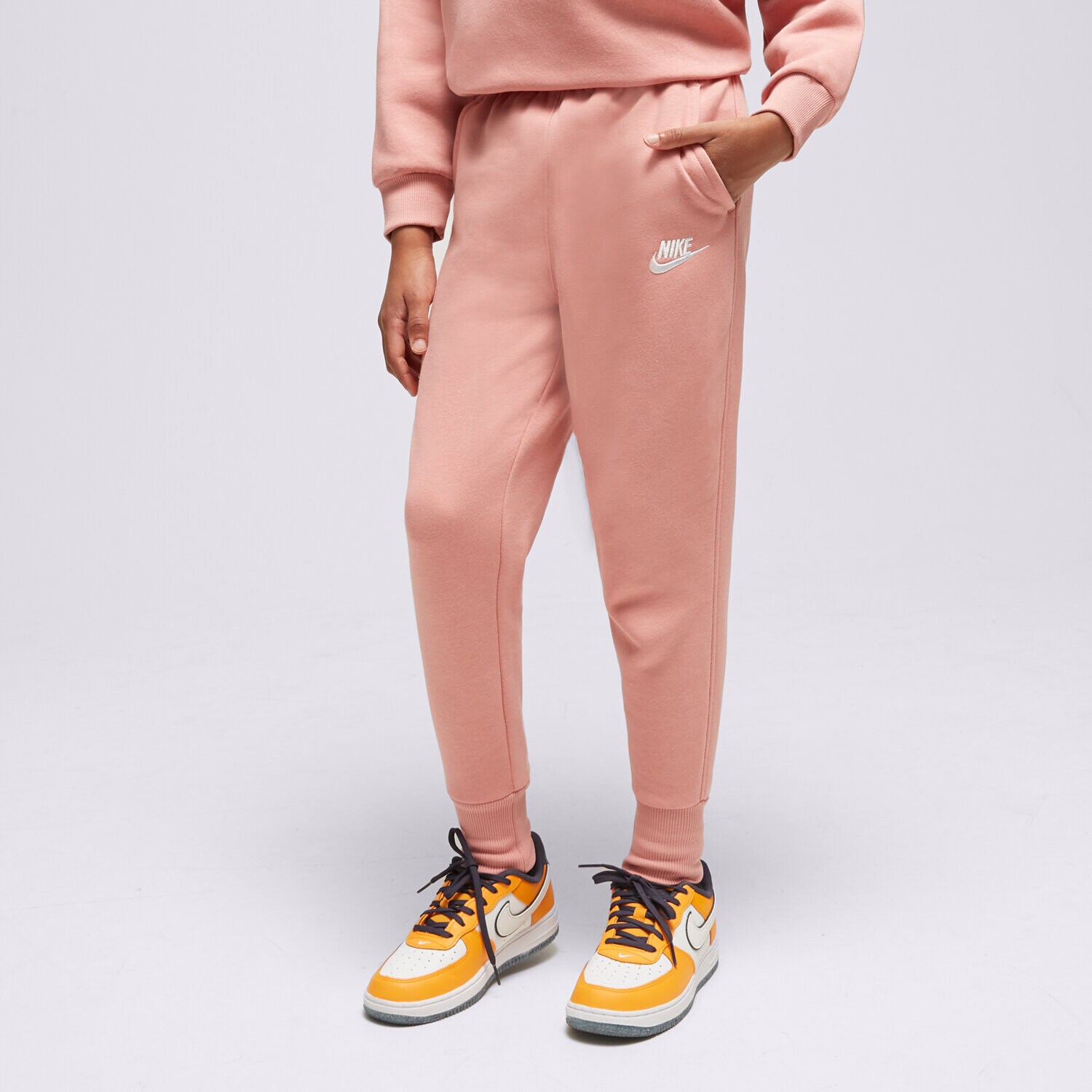 dětské kalhoty NIKE KALHOTY  G NSW CLUB FLC HR FTD GIRL FD2921-618 RŮŽOVÁ