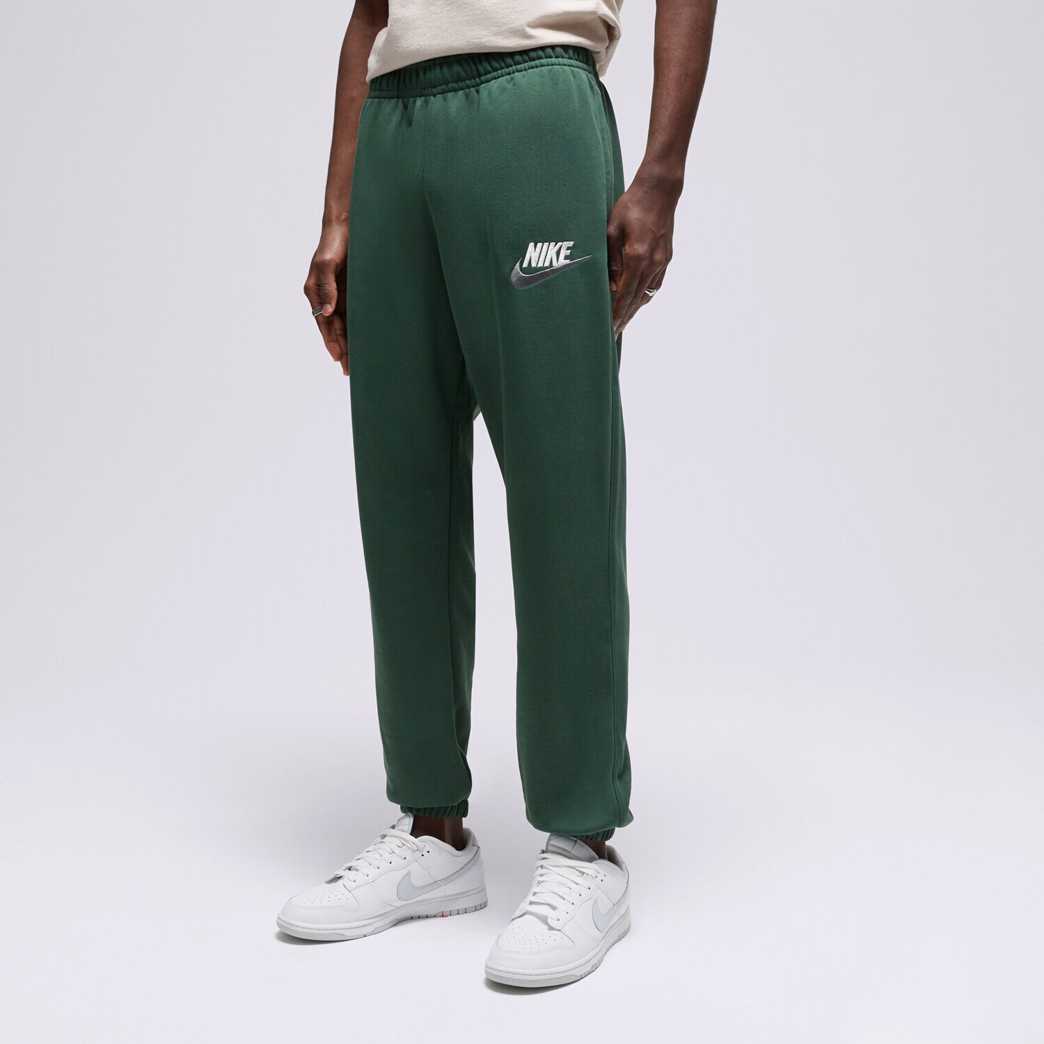 pánské kalhoty NIKE KALHOTY  M NK CLUB+ FT CF PANT LBR FB7687-323 ZELENÁ