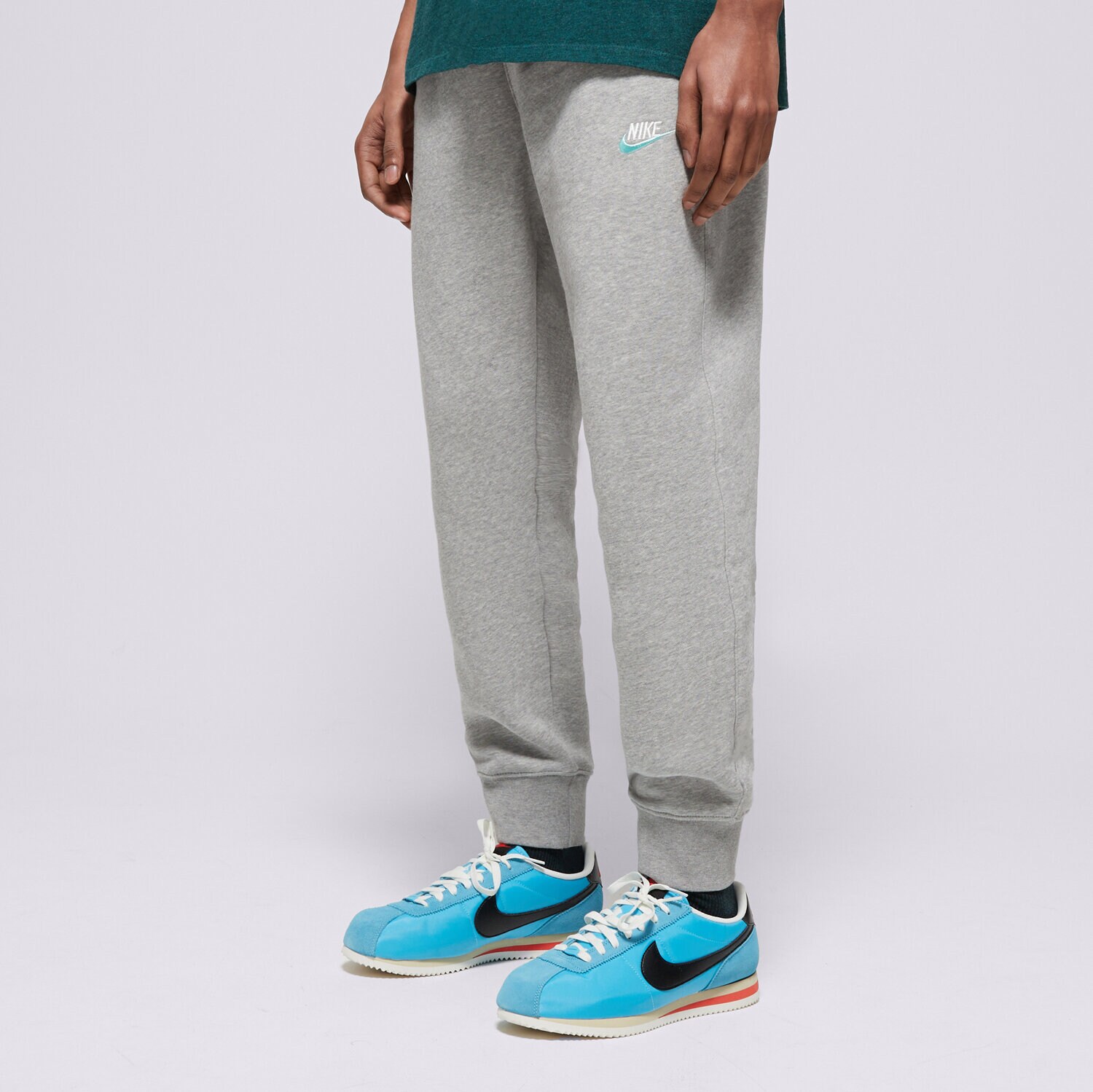 pánské kalhoty NIKE KALHOTY  M NSW CLUB DT JGGR BB ESSENTIALS DQ8385-065 ŠEDÁ