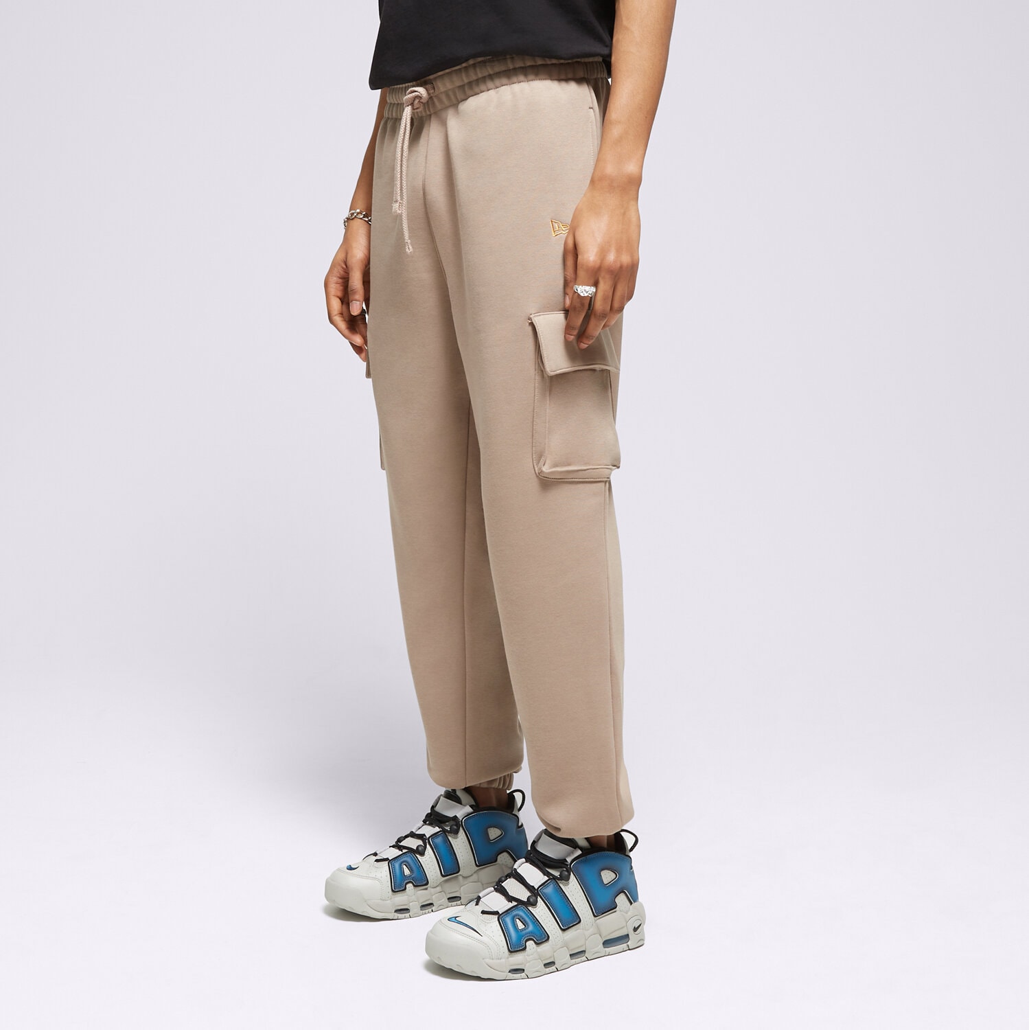 pánské kalhoty NEW ERA KALHOTY  NE SCRIPT CARGO NONE 60435406 HNĚDÁ