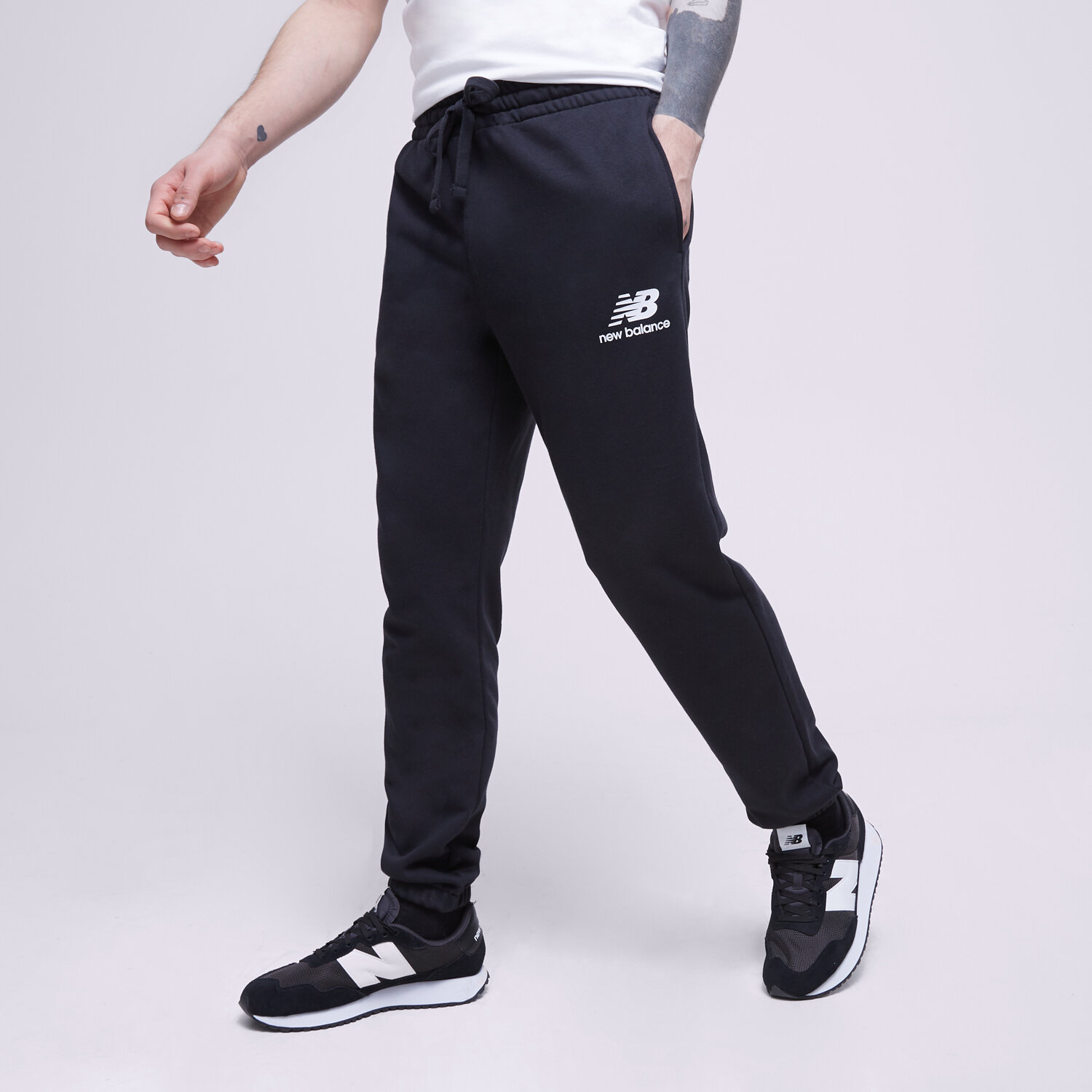 pánské kalhoty NEW BALANCE KALHOTY  NB ESSENTIAL STACKED MP31539BK ČERNÁ