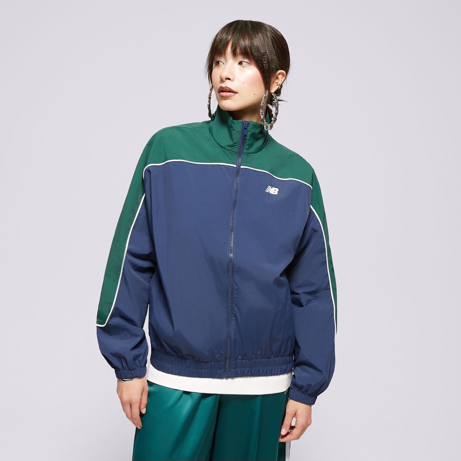 Přechodná bunda dámská (podzimní, jarní) NEW BALANCE BUNDA SPORTSWEAR'S WOVEN WJ41506NNY TMAVOMODRÁ