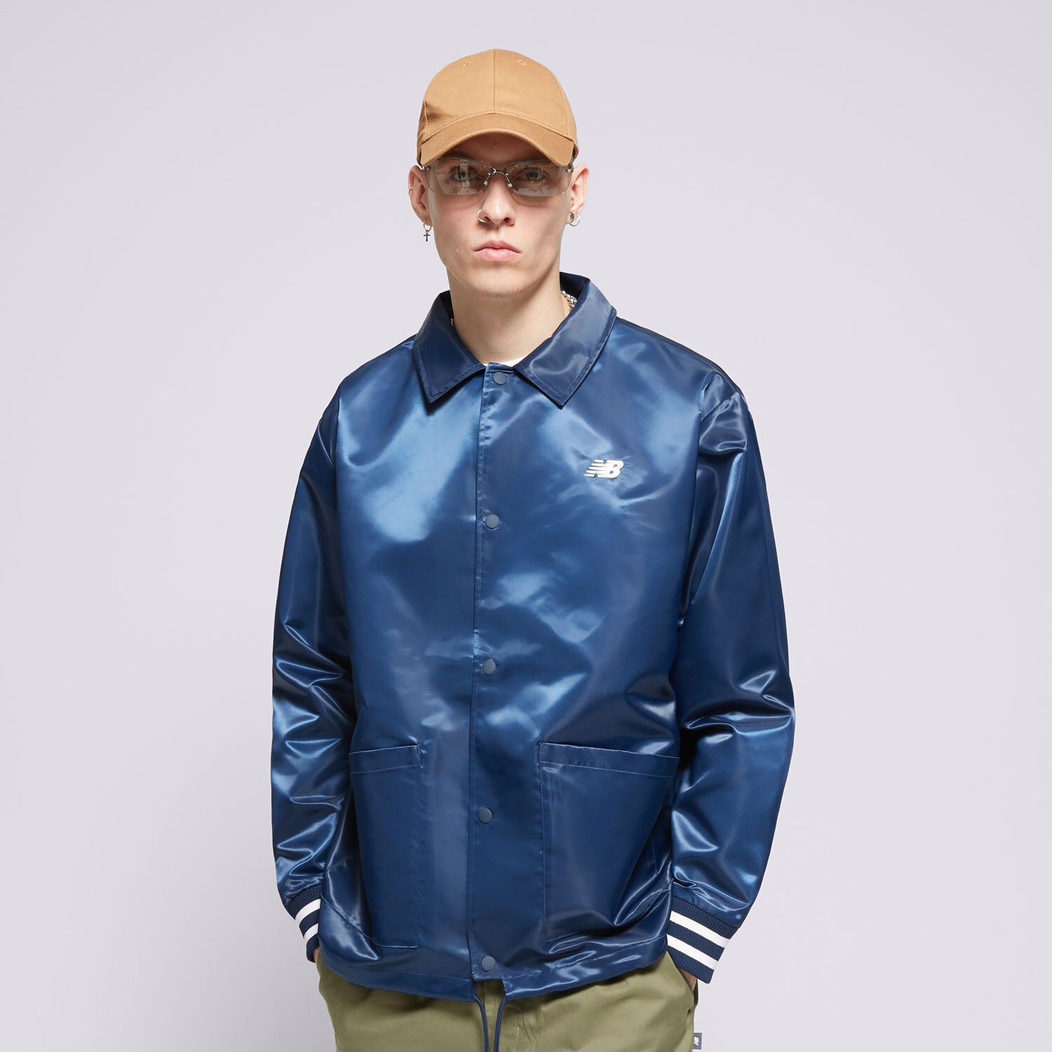 Přechodná bunda pánská (podzimní, jarní) NEW BALANCE BUNDA SGH COACHES JACKET MJ41553NNY TMAVOMODRÁ