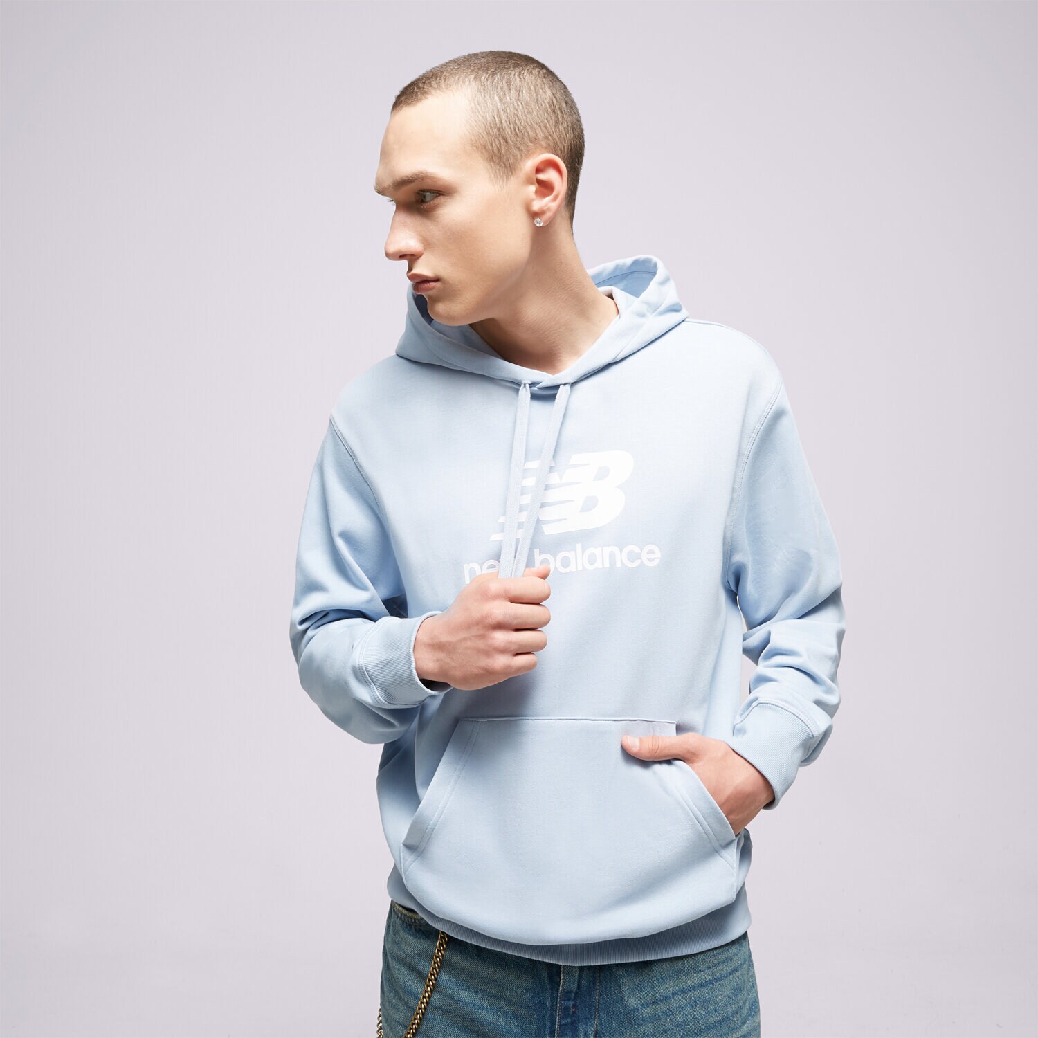 pánská mikina NEW BALANCE MIKINA S KAPUCÍ ESSENTIALS STACKED MT31537LAY MODRÁ