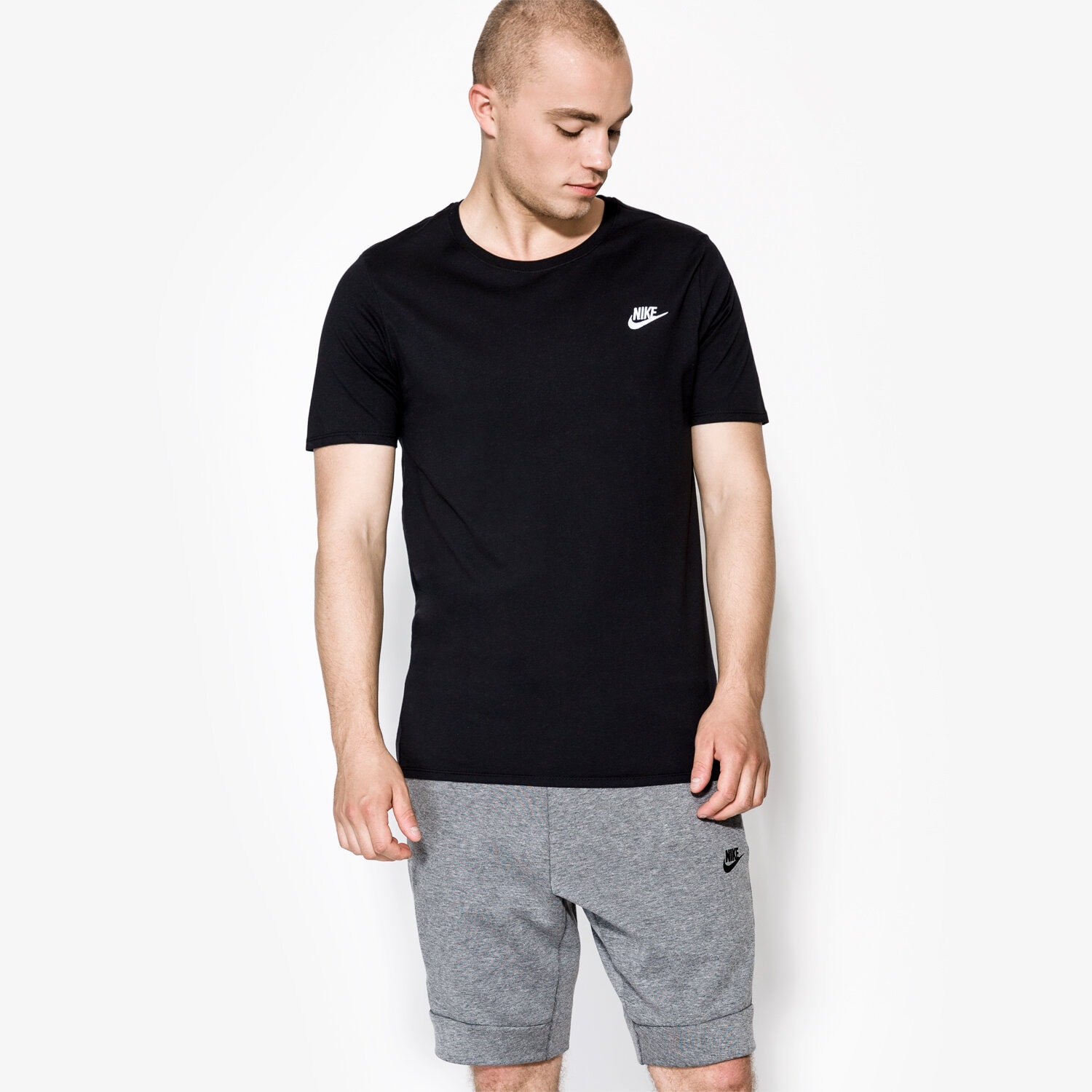 pánské tričko NIKE TRIČKO SS M NSW TEE CLUB EMBRD FTRA 827021-011 ČERNÁ