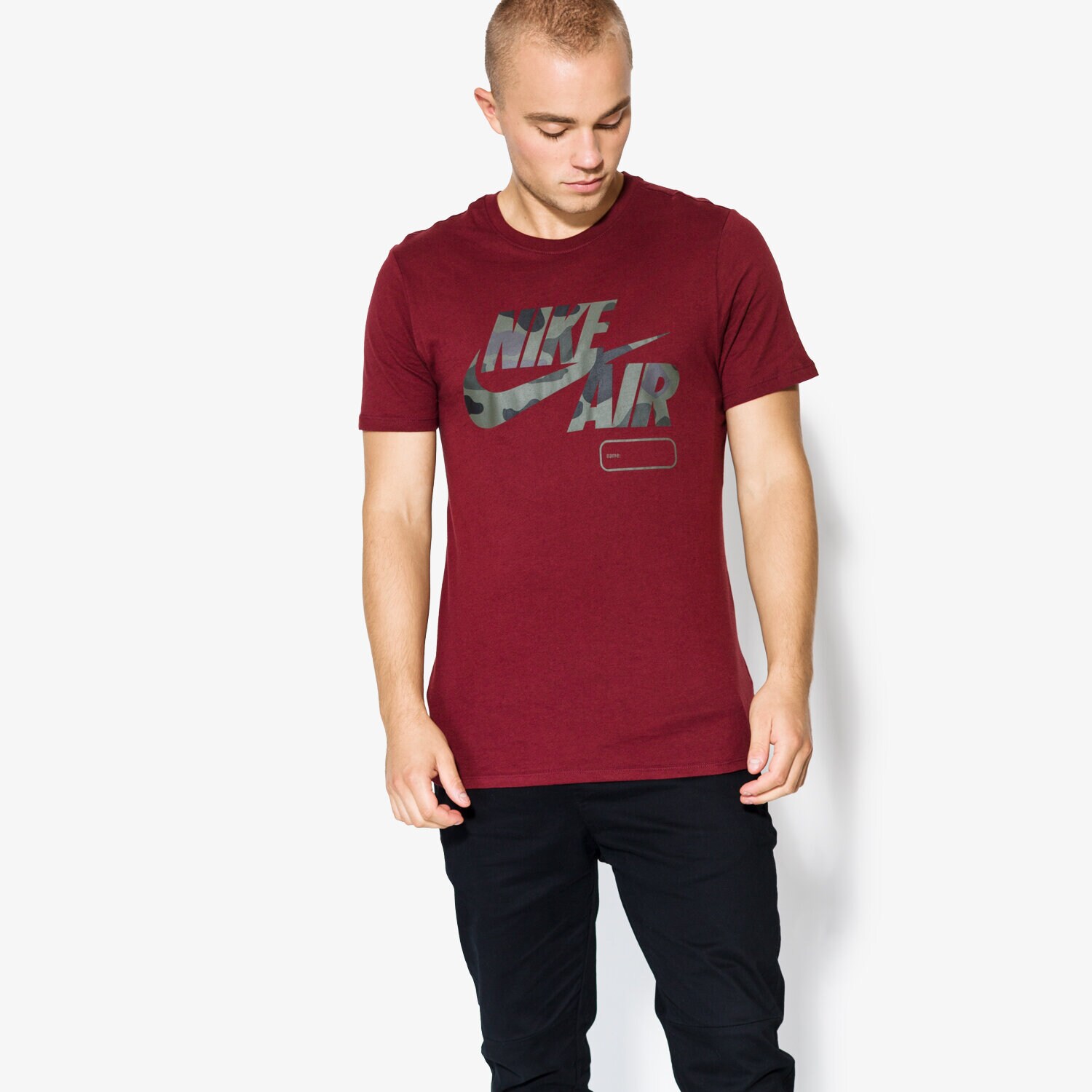 pánské tričko NIKE TRIČKO SS M NSW TEE AF1 CAMO NAMEBOX AH6956-619 BORDOVÁ