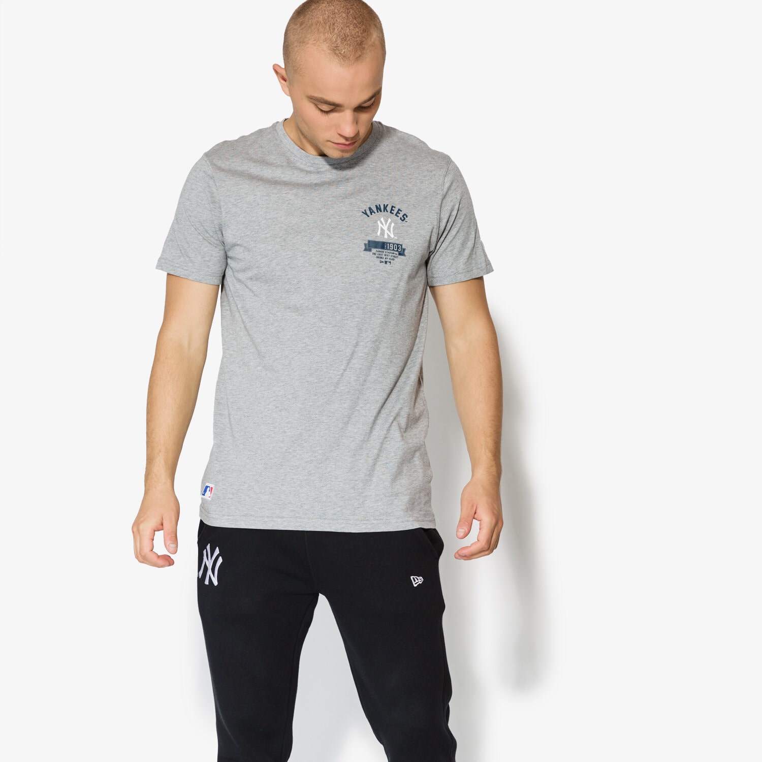 pánské tričko NEW ERA TRIČKO SS MLB TEAM BADGE TEE NY YANKEES LGH 11493672 ŠEDÁ