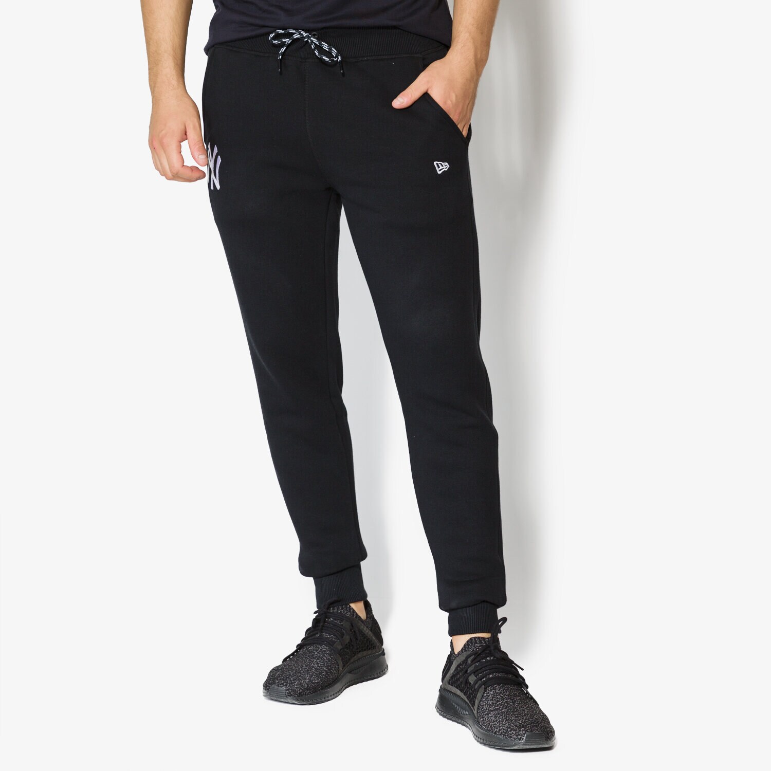 pánské kalhoty NEW ERA KALHOTY  EAST COAST JOGGER NY YANKEES BLK 11493697 ČERNÁ
