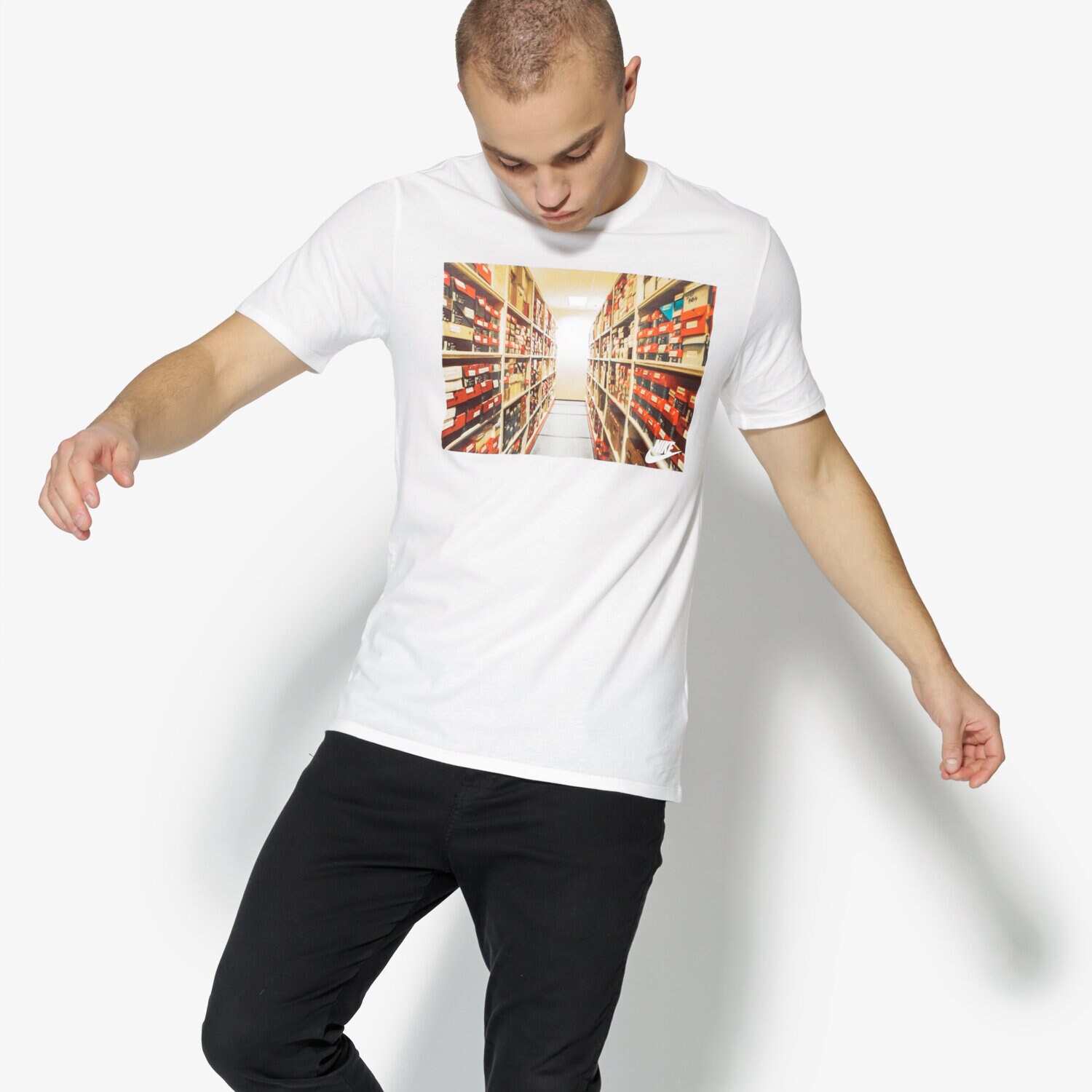 pánské tričko NIKE TRIČKO SS M NSW TEE PHOTO RED 892167-100 BÍLÁ