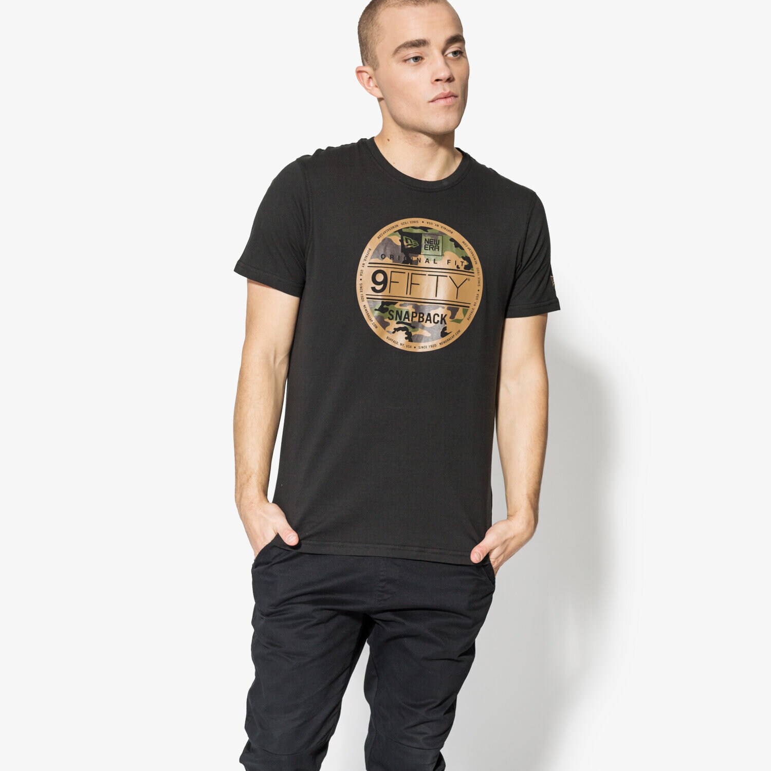 pánské tričko NEW ERA TRIČKO SS CAMO VISOR STICKER TEE NE BLK 11585991 ČERNÁ