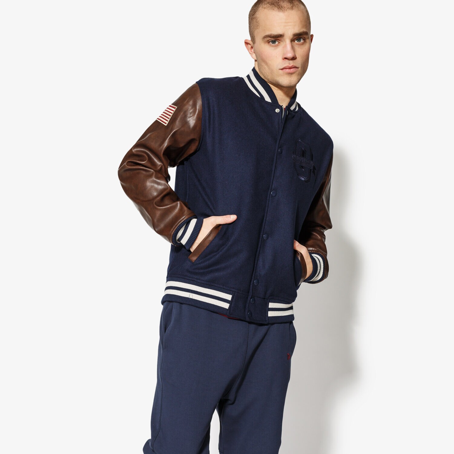 Přechodná bunda pánská (podzimní, jarní) NEW ERA BUNDA WORLD HOOD VARSITY NEW ERA NIGHT SHIFT NAVY 11517682 TMAVOMODRÁ