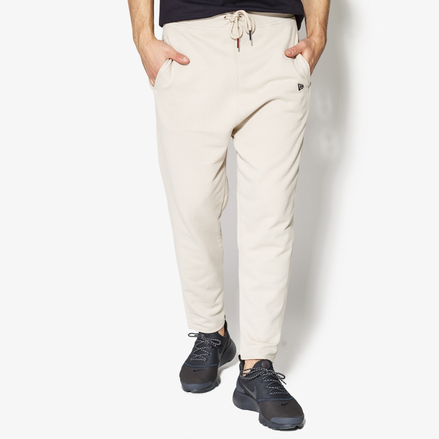 pánské kalhoty NEW ERA KALHOTY  WORLD HOOD JOGGER NEW ERA STONE 11517690 BÉŽOVÁ