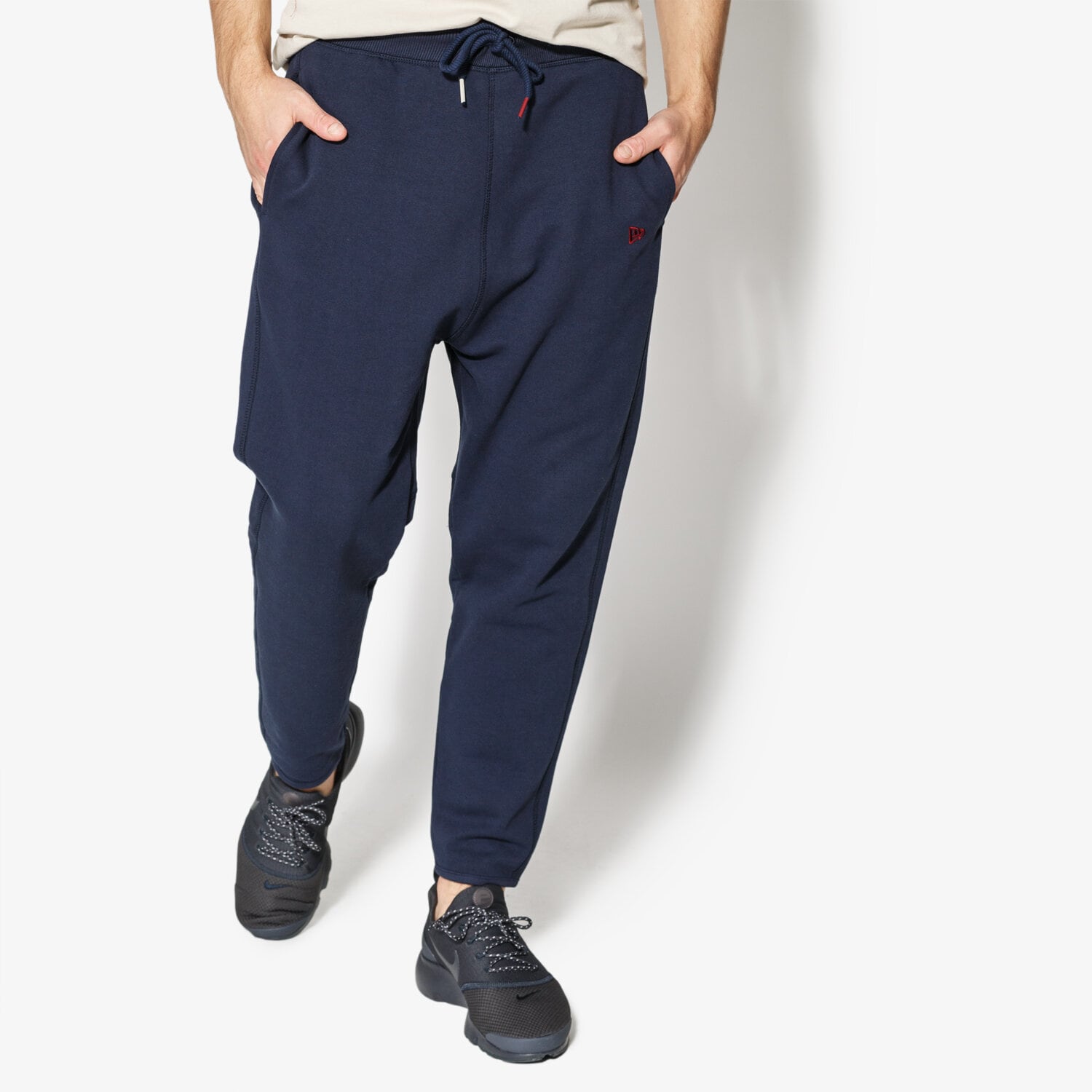 pánské kalhoty NEW ERA KALHOTY  WORLD HOOD JOGGER NEW ERA NIGHT SHIFT NAVY 11517691 TMAVOMODRÁ