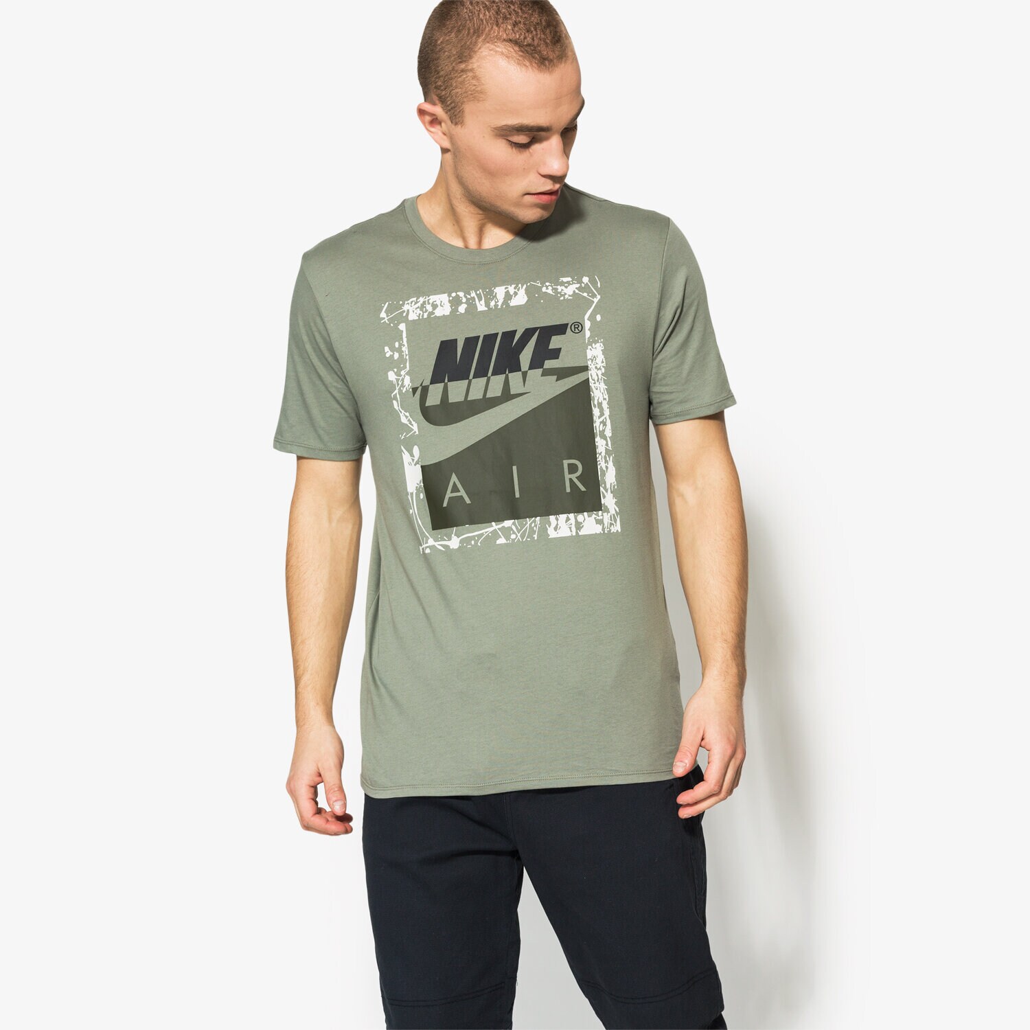 pánské tričko NIKE TRIČKO SS M NSW TEE DRPTL AF1 1 942452-004 ZELENÁ
