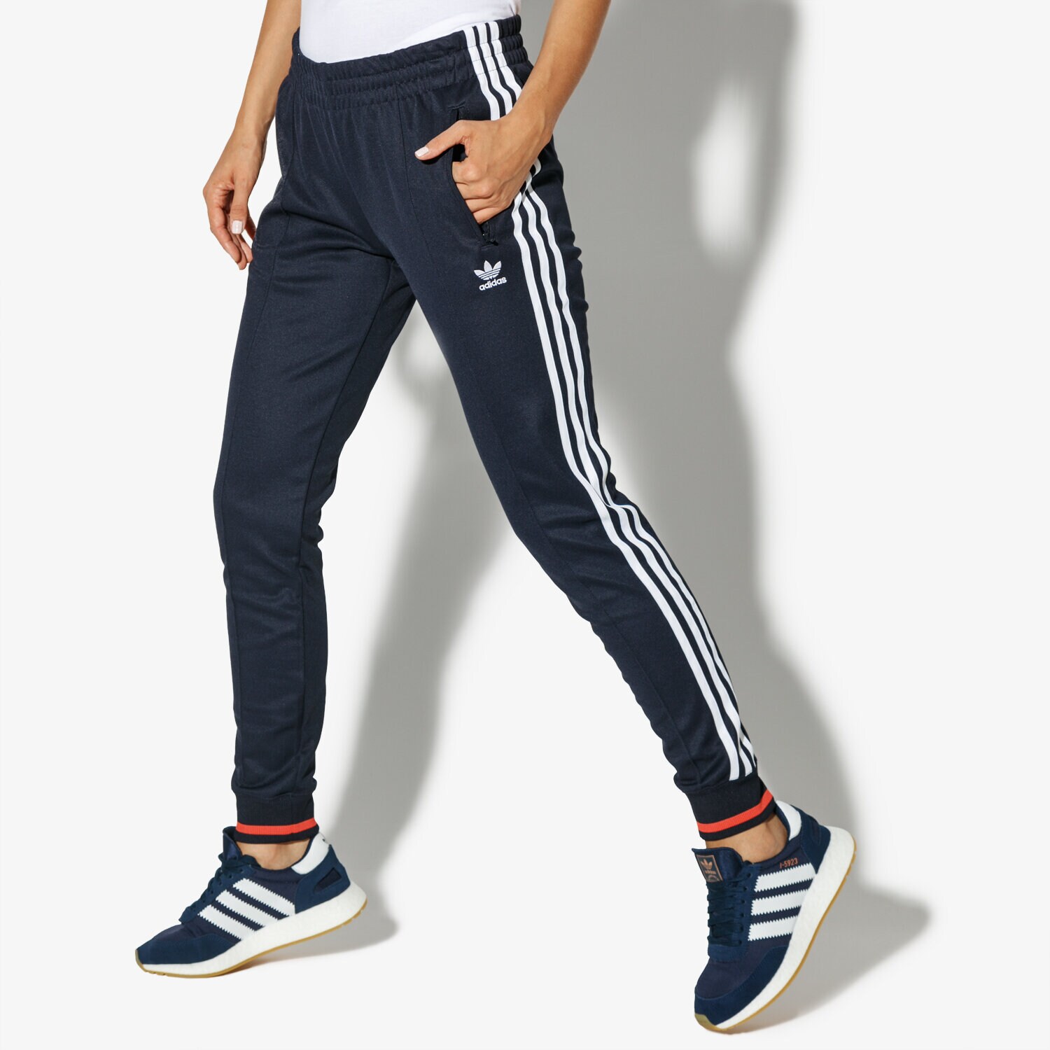 dámské kalhoty ADIDAS KALHOTY  AI SST PANT MONTHLY PACKS DH2978 TMAVOMODRÁ