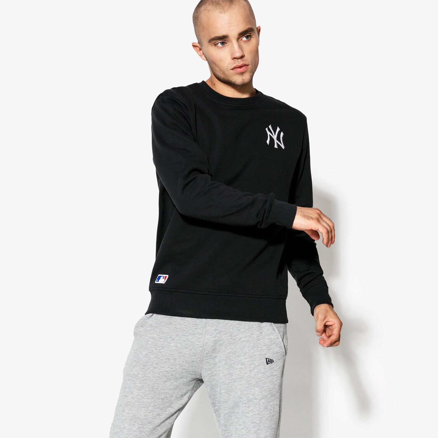 pánská mikina NEW ERA MIKINA MLB ESSENTIAL CREW NEYYAN BLK NEW YORK YANKEE 11604140 ČERNÁ