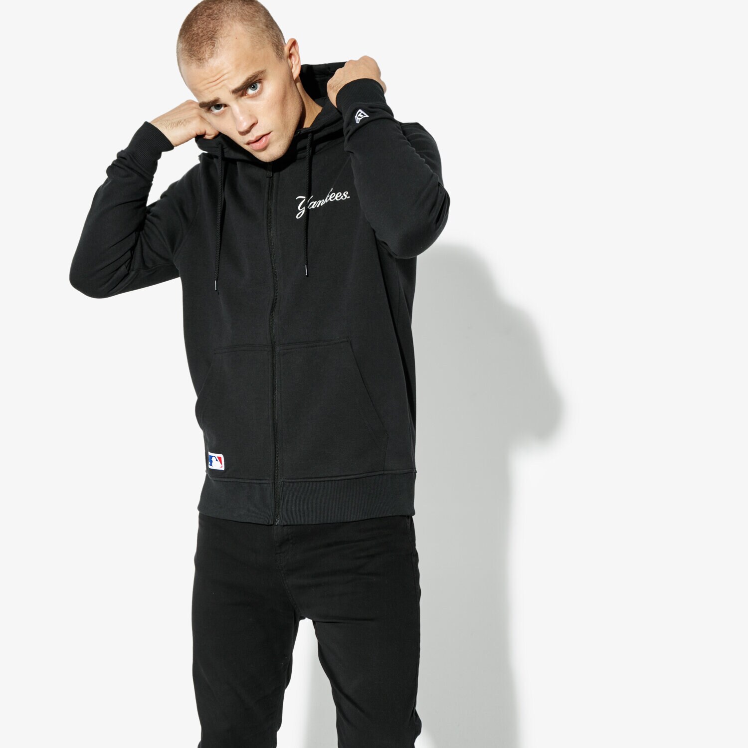 pánská mikina NEW ERA MIKINA TEAM SCRIPT FZ HOODY NEYYAN BLK NEW YORK YANK 11603998 ČERNÁ