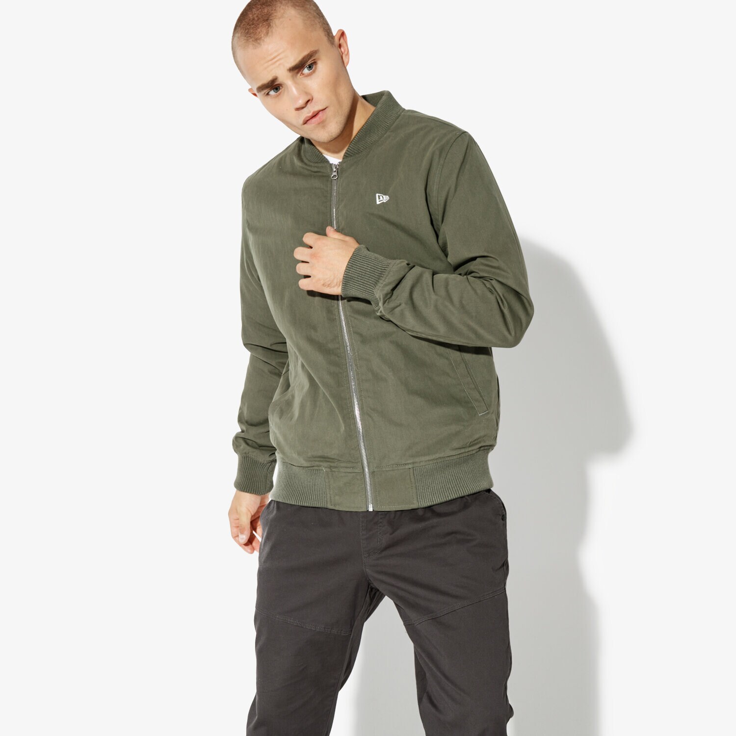 pánská zimní bunda NEW ERA BUNDA NE BRANDED SHERPA BOMBER NE NOV NONE 11604083 KHAKI