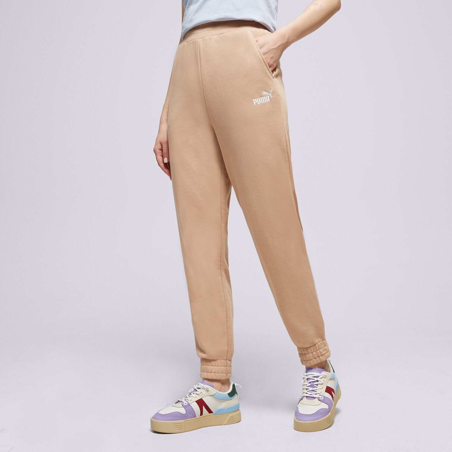 dámské kalhoty PUMA KALHOTY  ESS+ EMBROIDERY TR CL 847093 89 BÉŽOVÁ