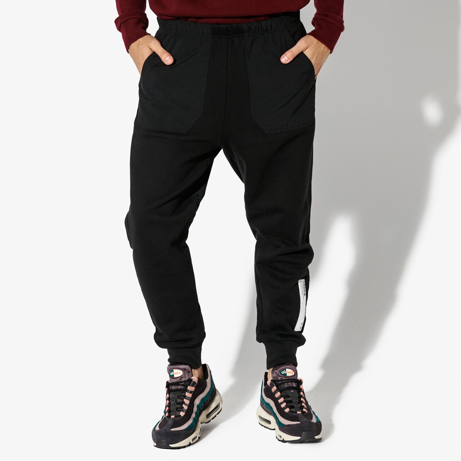 pánské kalhoty ADIDAS KALHOTY  NMD SWEAT DN4286 ČERNÁ