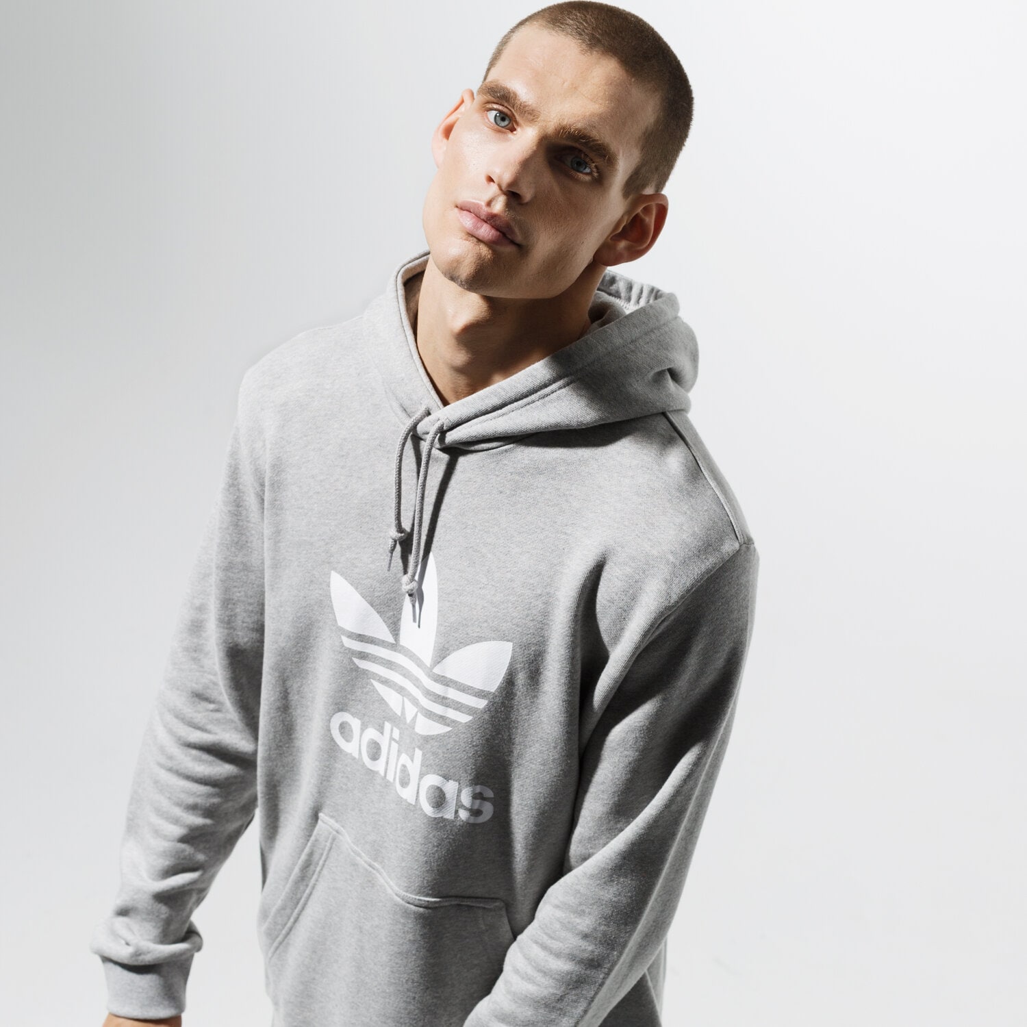 pánská mikina ADIDAS MIKINA S KAPUCÍ TREFOIL HOODIE ADICOLOR DT7963 ŠEDÁ