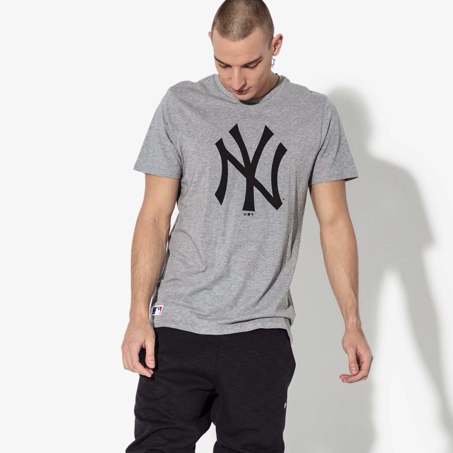 pánské tričko NEW ERA TRIČKO SS MLB NYY GREY NEW YORK YANKEES LGH 11863696 ŠEDÁ