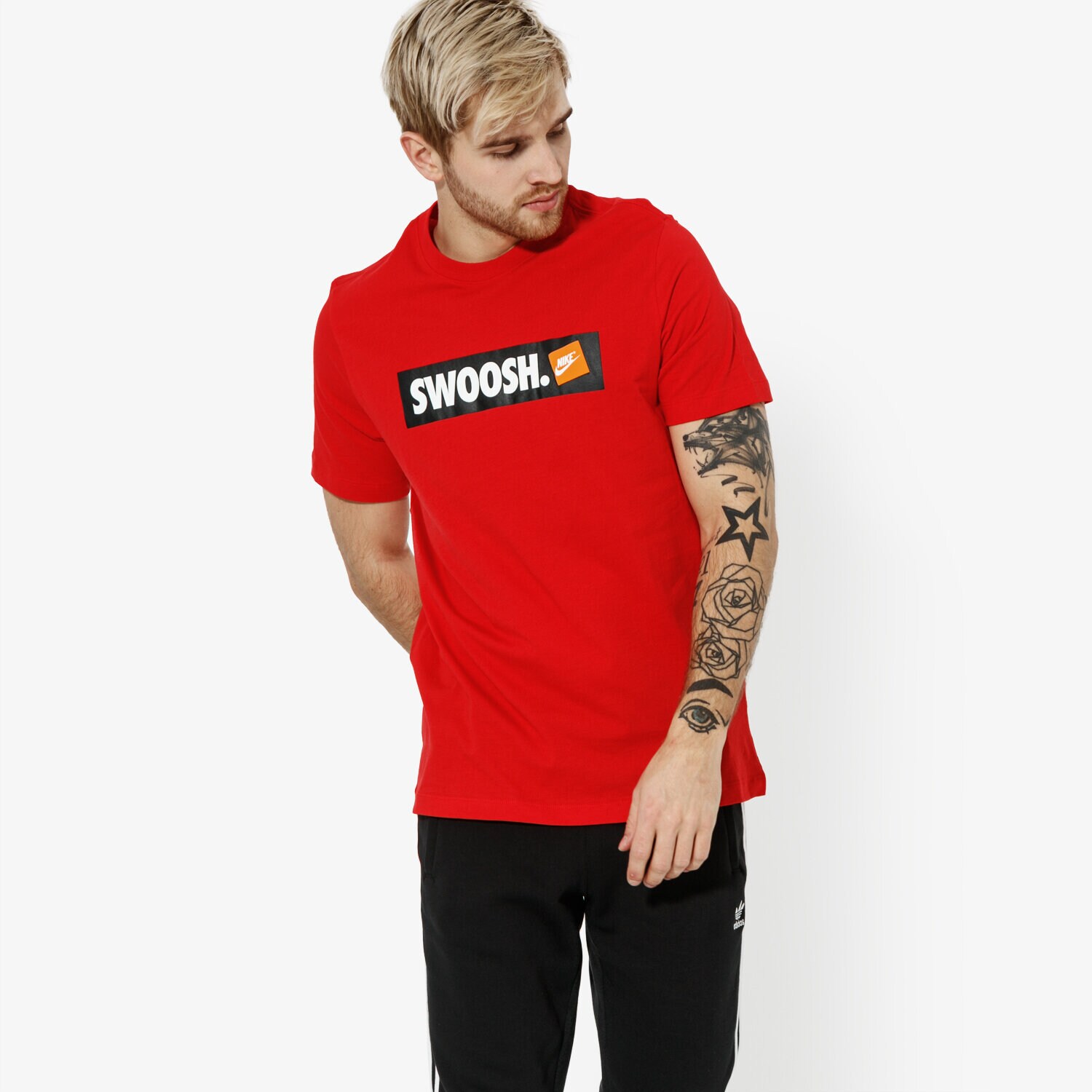 pánské tričko NIKE TRIČKO SS M NSW TEE SWOOSH BMPR STKR ATHLETIC DEPARTMEN AR5027-657 ČERVENÁ