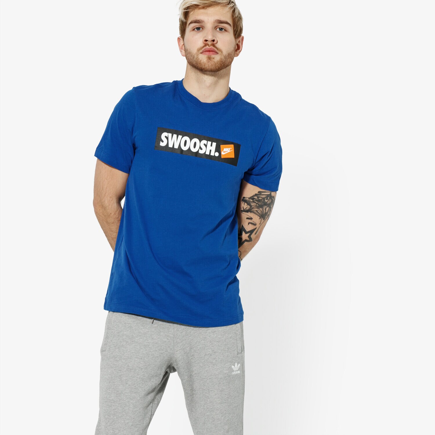 pánské tričko NIKE TRIČKO SS M NSW TEE SWOOSH BMPR STKR ATHLETIC DEPARTMEN AR5027-438 MODRÁ