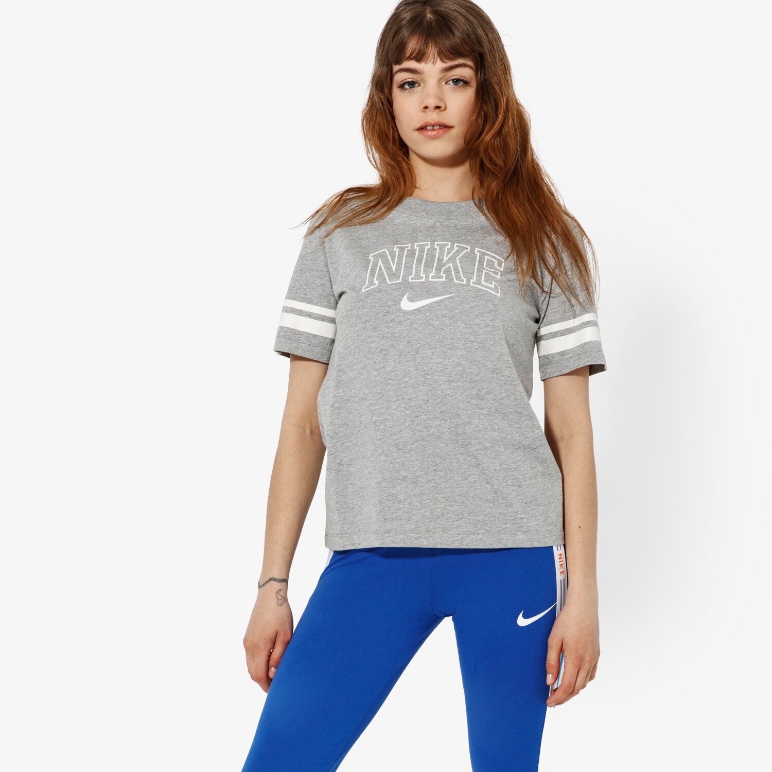 dámské tričko NIKE TRIČKO SS W NSW SS VRSTY AR3769-063 ŠEDÁ