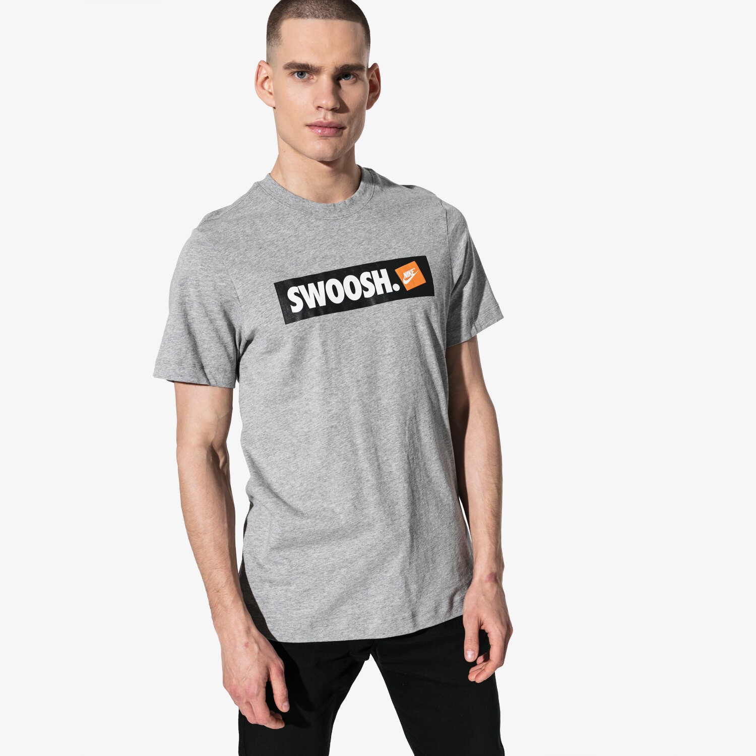 pánské tričko NIKE TRIČKO SS M NSW TEE SWOOSH BMPR STKR ATHLETIC DEPARTMEN AR5027-063 ŠEDÁ