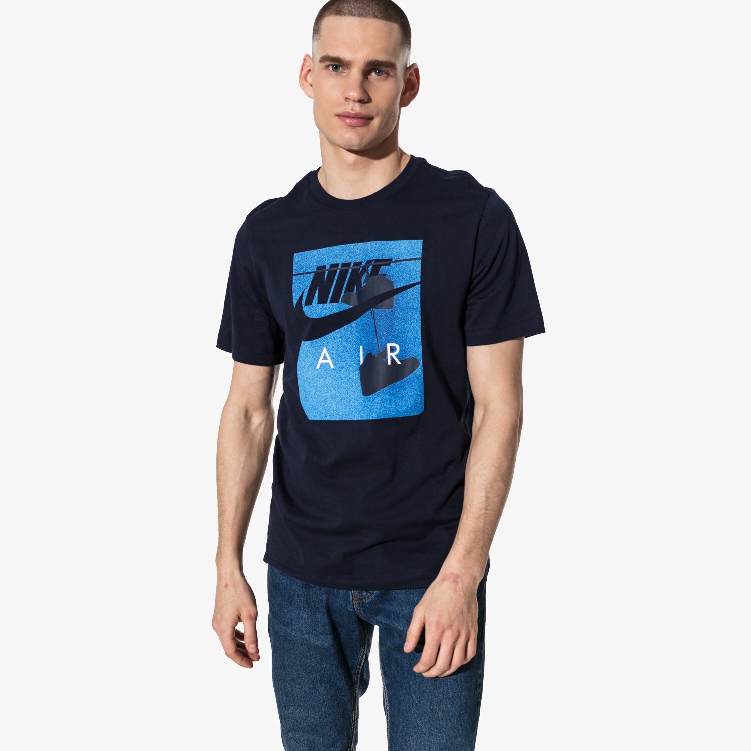 pánské tričko NIKE TRIČKO SS M NSW TEE NIKEAIR FENCE PHOTO ATHLETIC DEPART AR5031-451 TMAVOMODRÁ