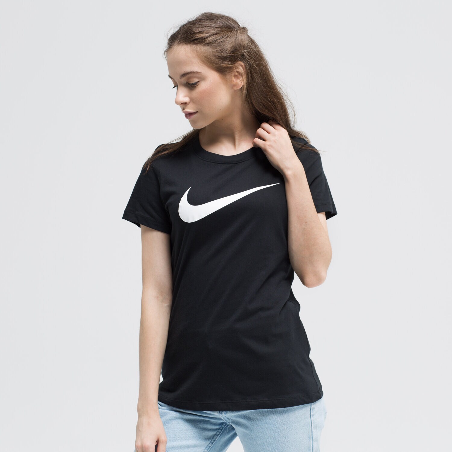 dámské tričko NIKE TRIČKO SS W NSW SWOOSH AR5360-010 ČERNÁ