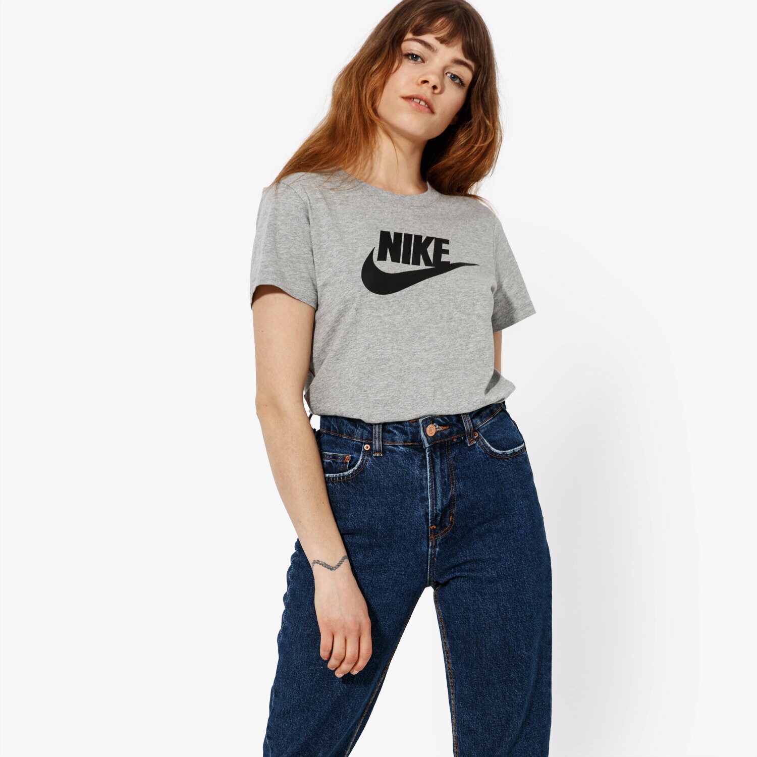 dámské tričko NIKE TRIČKO SS W NSW TEE ESSNTL ICON FUTURA SPORTSWEAR BV6169-063 ŠEDÁ