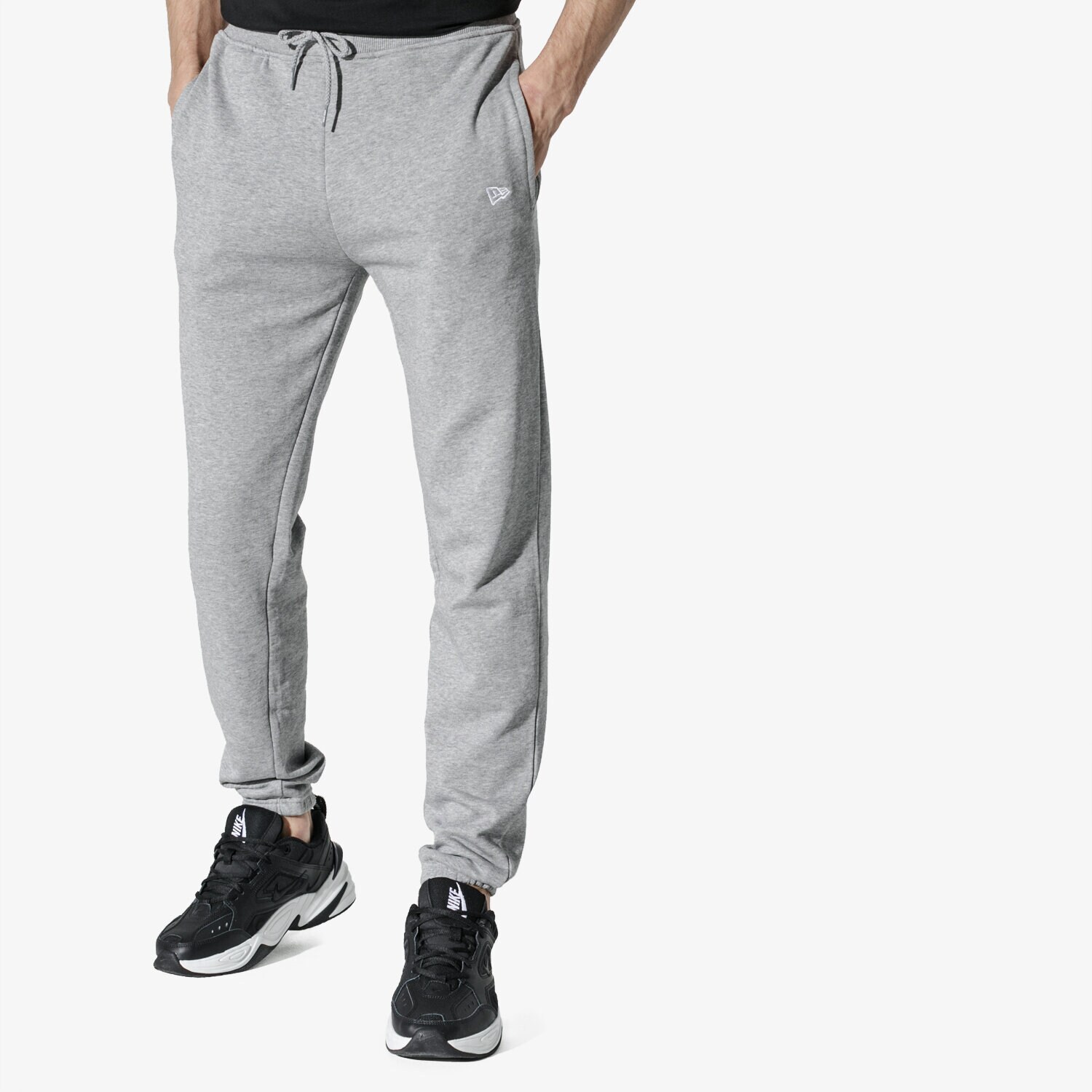 pánské kalhoty NEW ERA KALHOTY  NE ESSENTIAL JOGGER GREY NEW ERA LGH 11860047 ŠEDÁ
