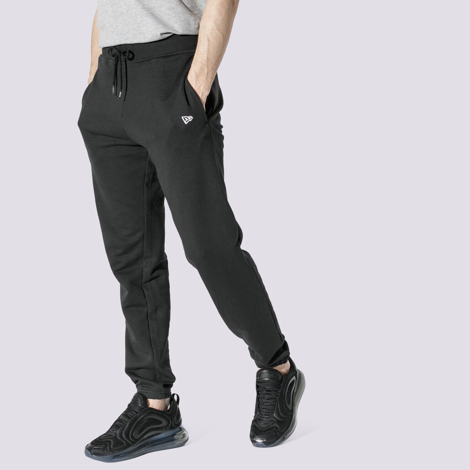 pánské kalhoty NEW ERA KALHOTY  NE ESSENTIAL JOGGER BLK NEW ERA BLK 11860049 ČERNÁ