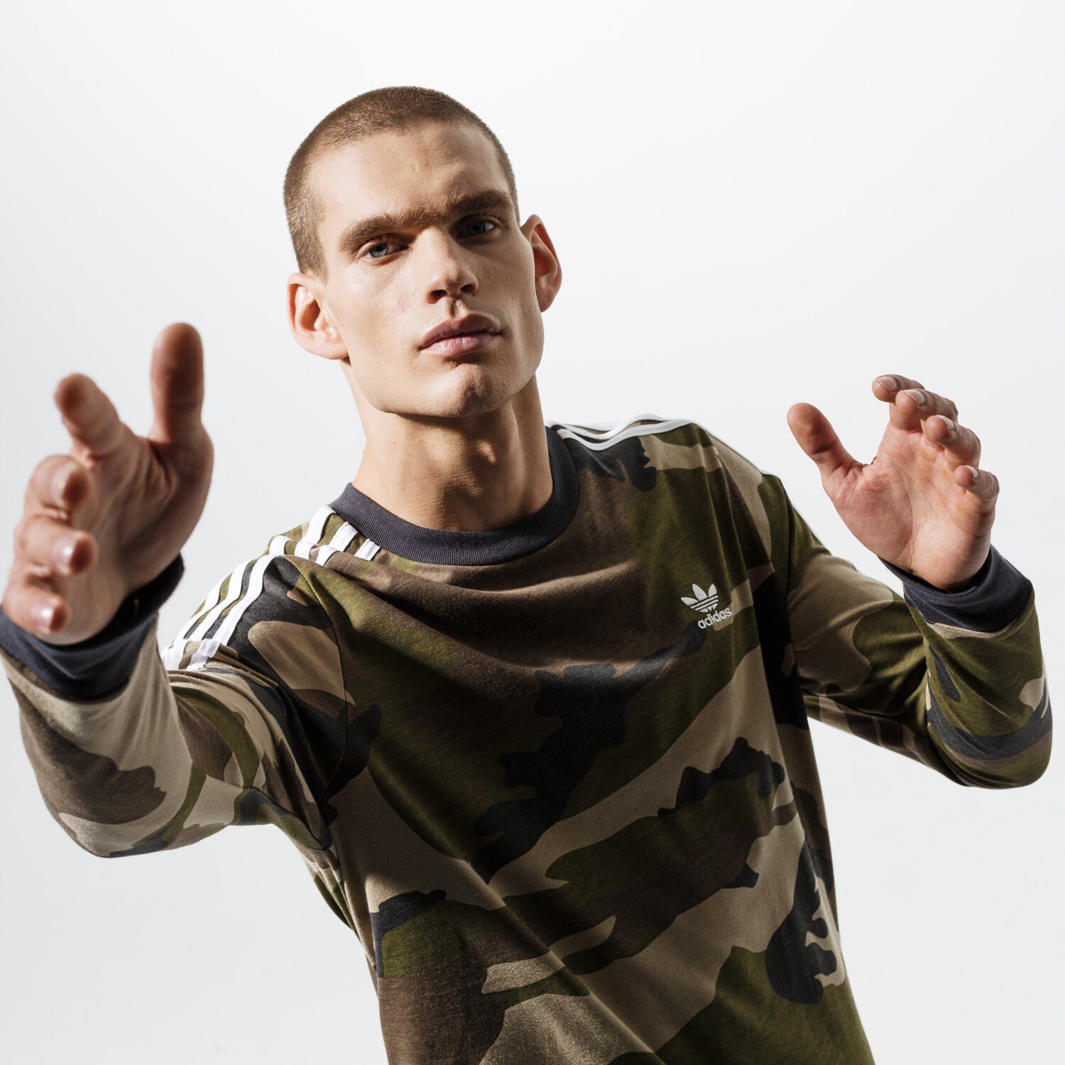 pánská mikina ADIDAS MIKINA CAMO LS TEE DV2055 HNĚDÁ