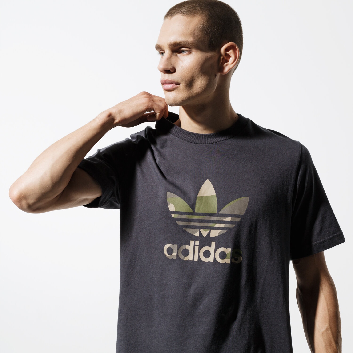 pánské tričko ADIDAS TRIČKO SS CAMO INFILL TEE GRAPHICS DX3674 ČERNÁ