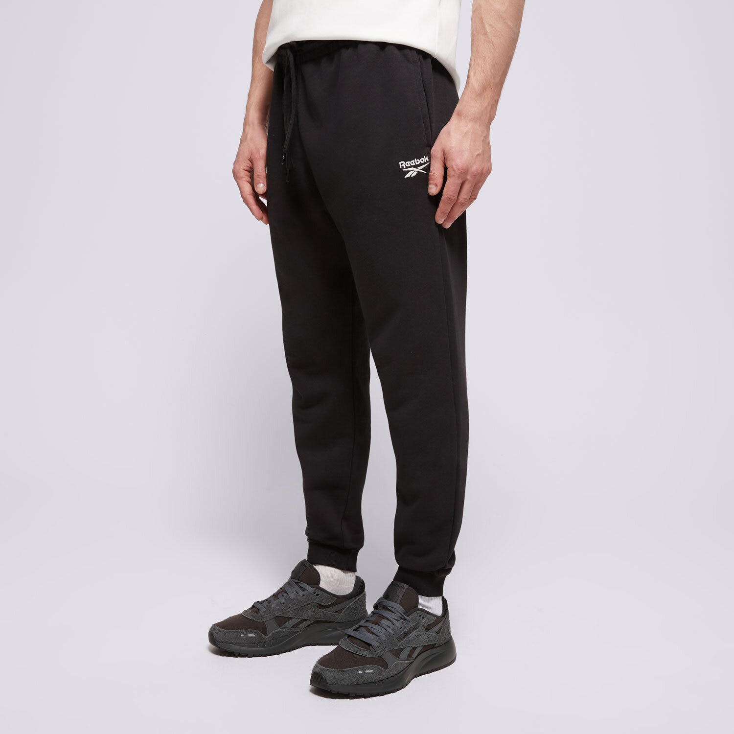 pánské kalhoty REEBOK KALHOTY  RI FT LEFT LEG JOGGER HS7376_100065295 ČERNÁ